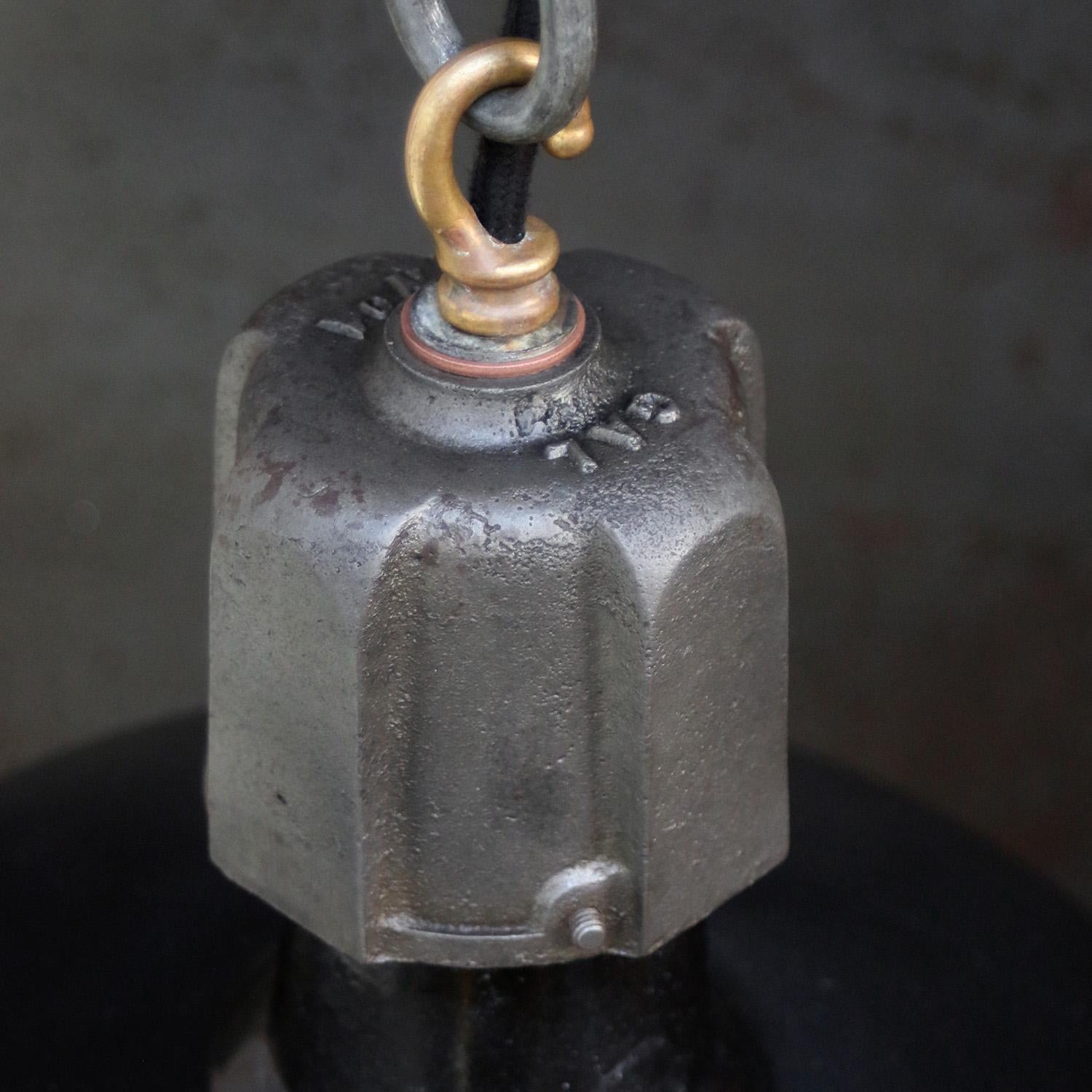 Francese Lampada a sospensione industriale in ghisa vintage con smalto nero di GAL, Francia in vendita