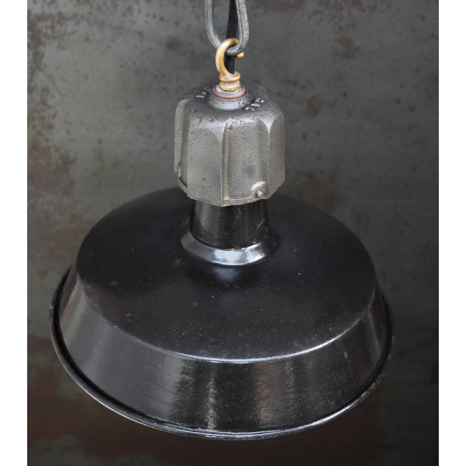 Calco Lampada a sospensione industriale in ghisa vintage con smalto nero di GAL, Francia in vendita