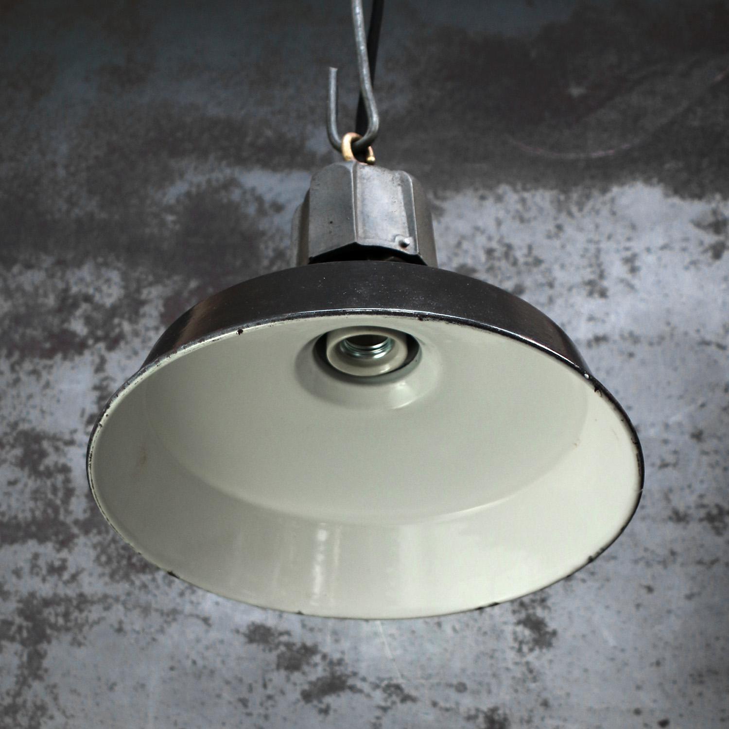 Lampada a sospensione industriale in ghisa vintage con smalto nero di GAL, Francia In condizioni buone in vendita a Amsterdam, NL