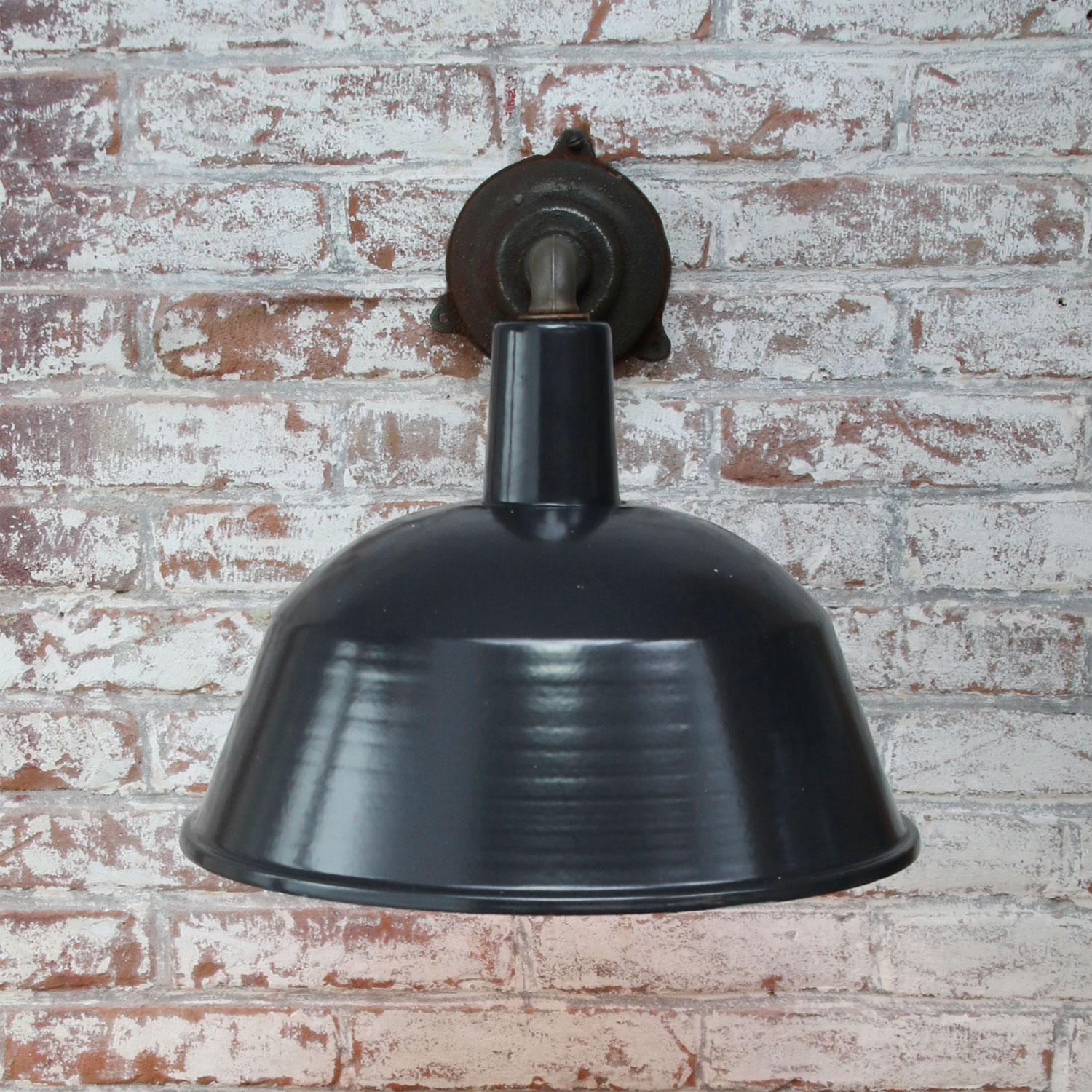 Schwarz Emaille Vintage Industrial Cast Iron Factory Scones Wandleuchten im Zustand „Gut“ im Angebot in Amsterdam, NL