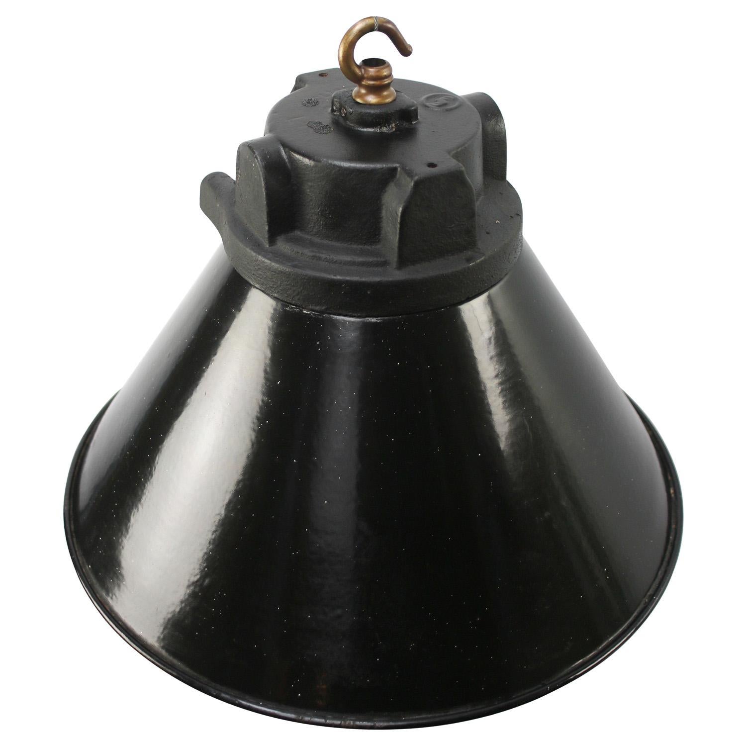 Industriel Lampe pendante en fonte industrielle émaillée noire avec verre dépoli en vente