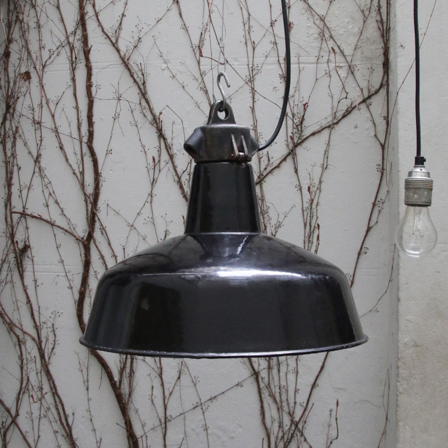 Black Enamel Vintage Industrial Cast Iron Top 1930s, Bauhaus Pedant Lights (33x) In Good Condition In Amsterdam, NL