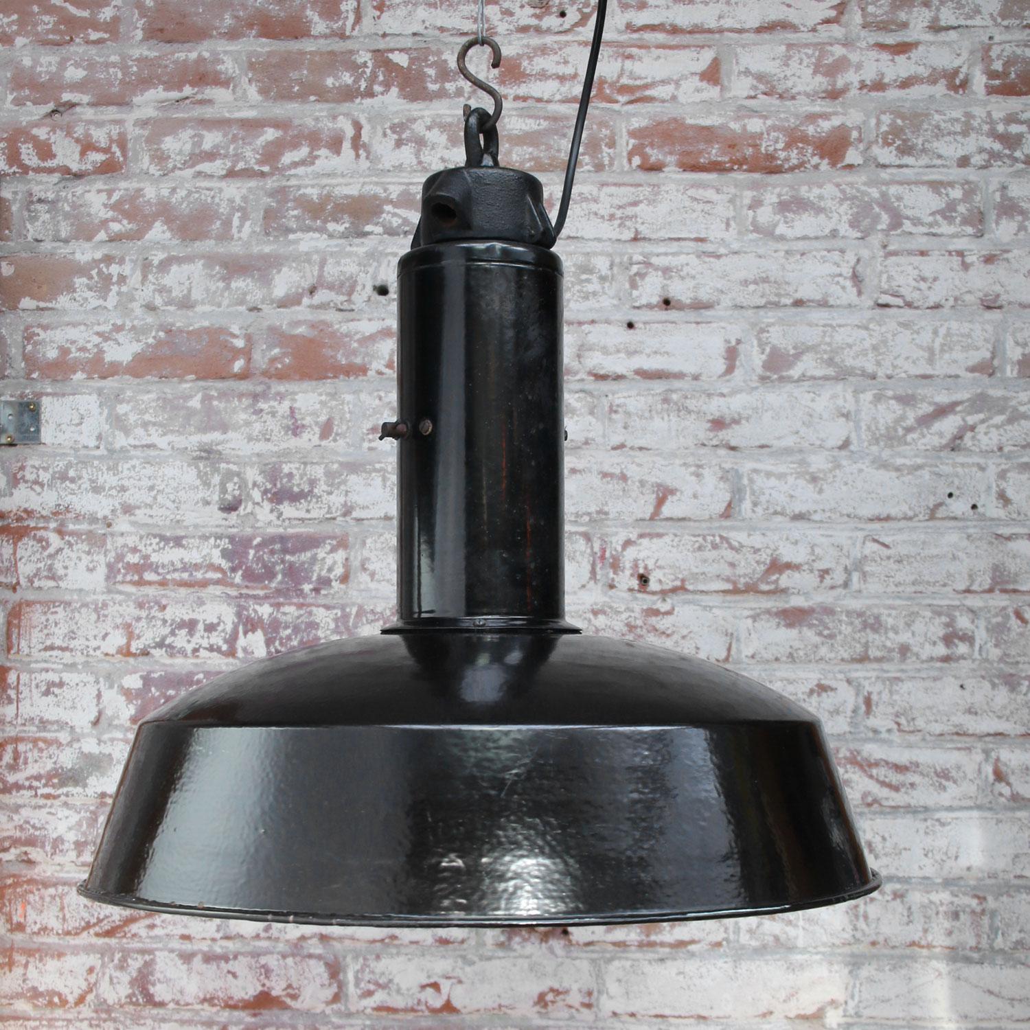 Black Enamel Vintage Industrial Cast Iron Top Pendant Light In Good Condition In Amsterdam, NL