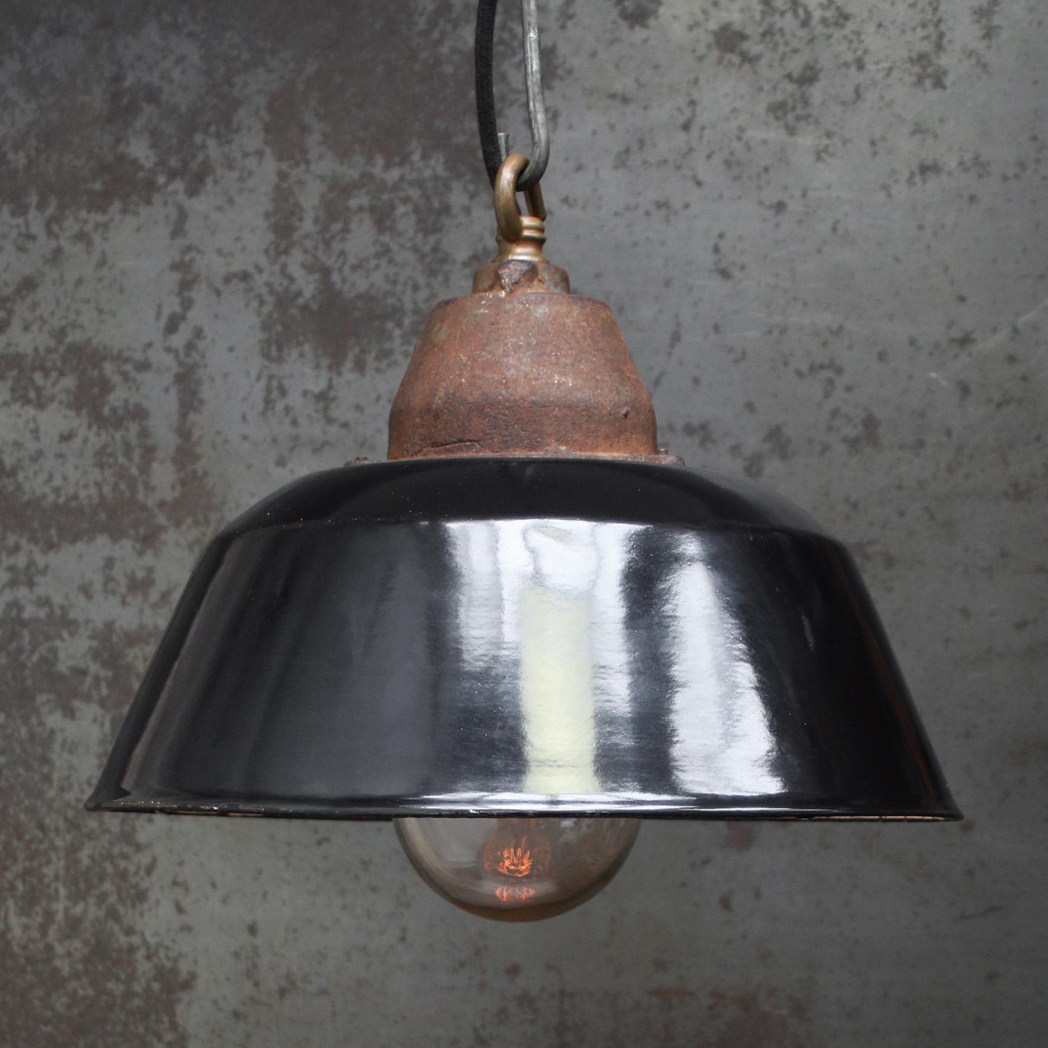 Pendentif d'usine. Émail noir, intérieur blanc. Plateau en fonte avec verre transparent.

Poids 3,4 kg / 7,5 lb

Le prix est fixé par article individuel. Toutes les lampes ont été rendues conformes aux normes internationales pour les ampoules à