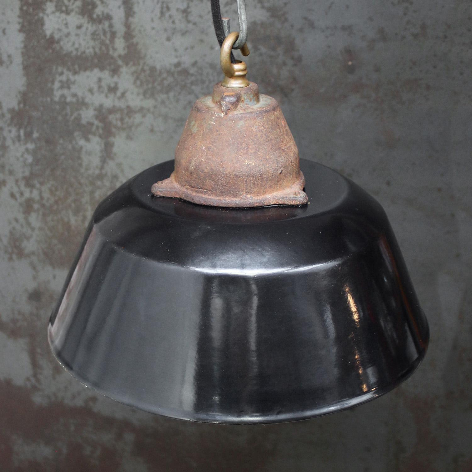 Hongrois Lampe pendante en fonte émaillée noire, vintage industriel, verre clair en vente