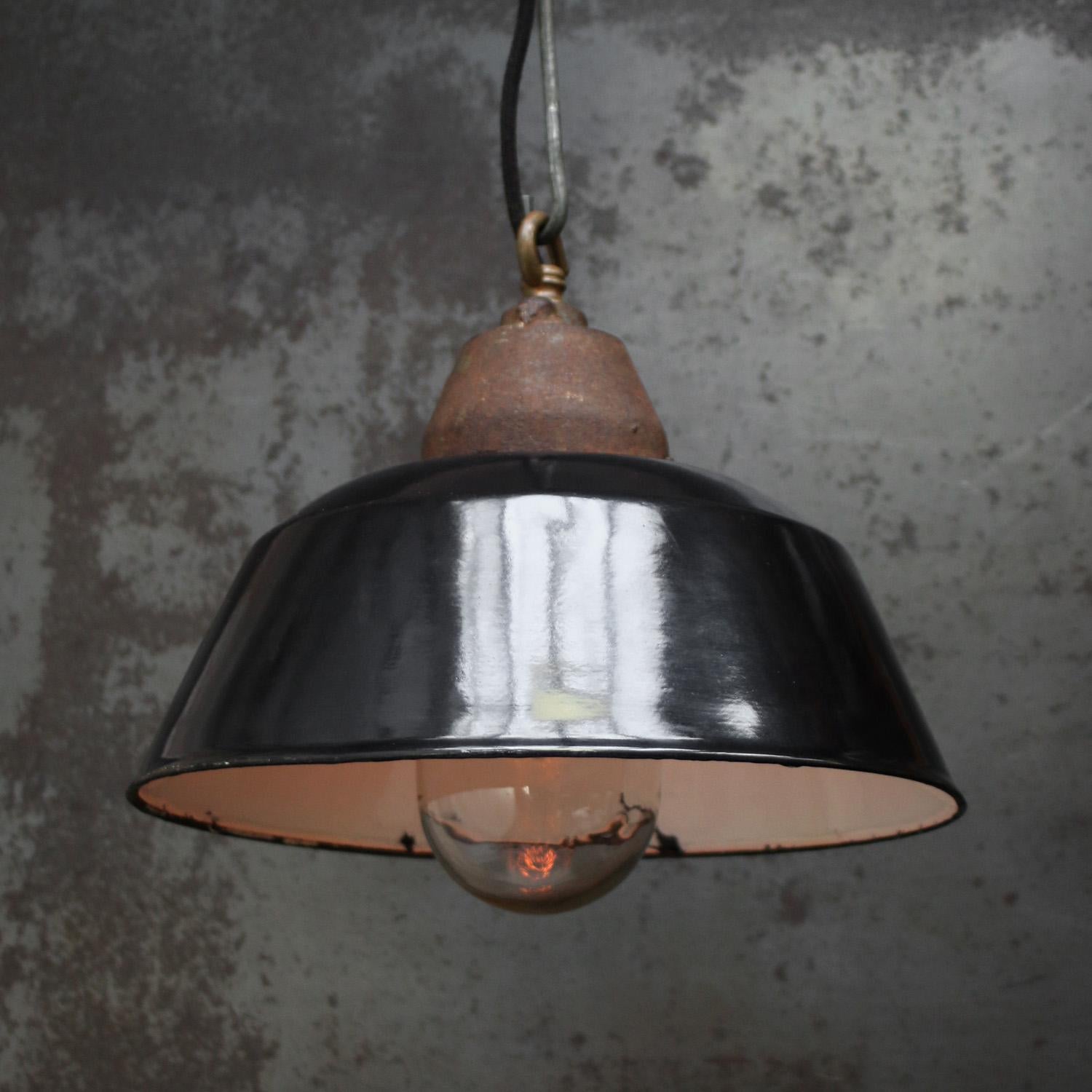 Moulage Lampe pendante en fonte émaillée noire, vintage industriel, verre clair en vente