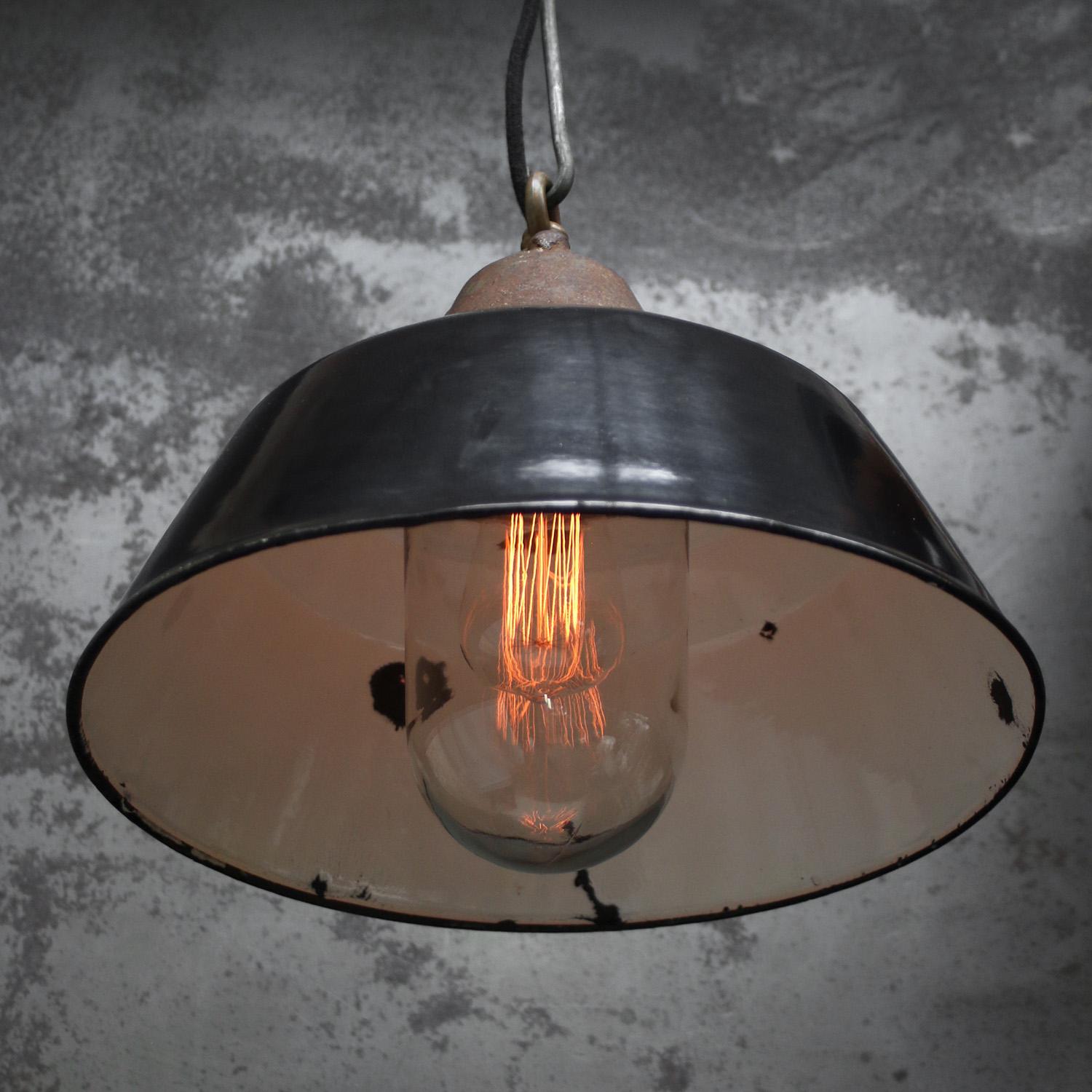 Lampe pendante en fonte émaillée noire, vintage industriel, verre clair Bon état - En vente à Amsterdam, NL