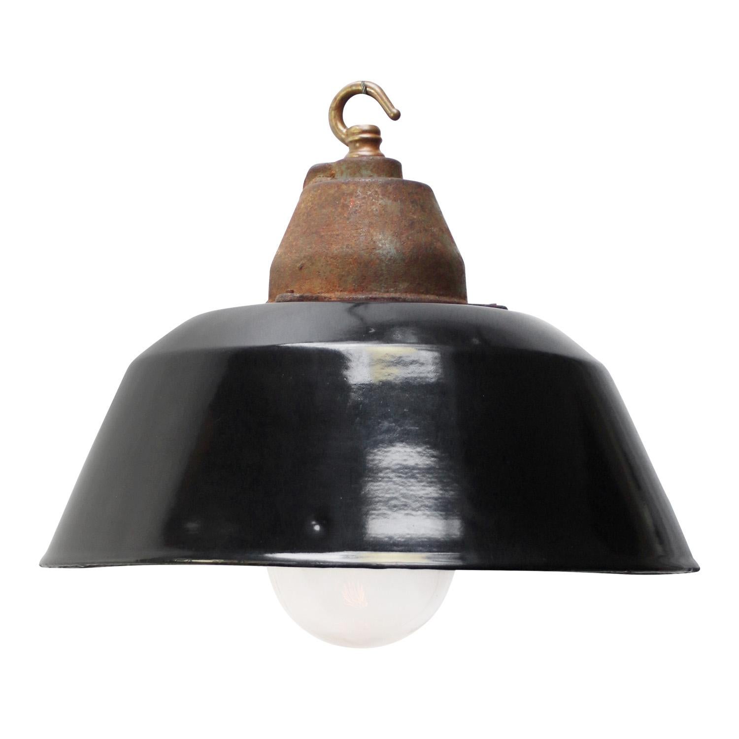 20ième siècle Lampe pendante en fonte émaillée noire, vintage industriel, verre clair en vente