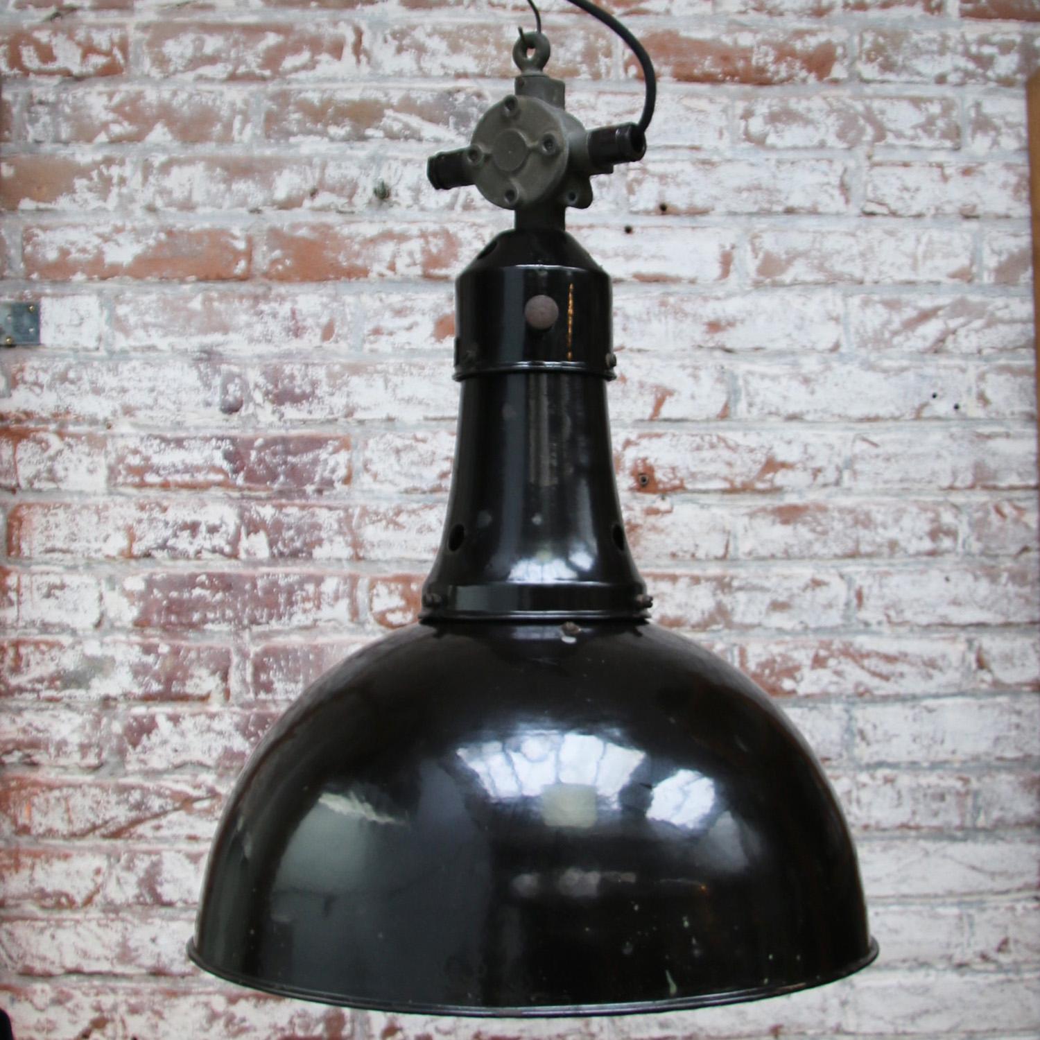 Néerlandais Lampes à suspension d'usine industrielle vintage en émail noir en vente