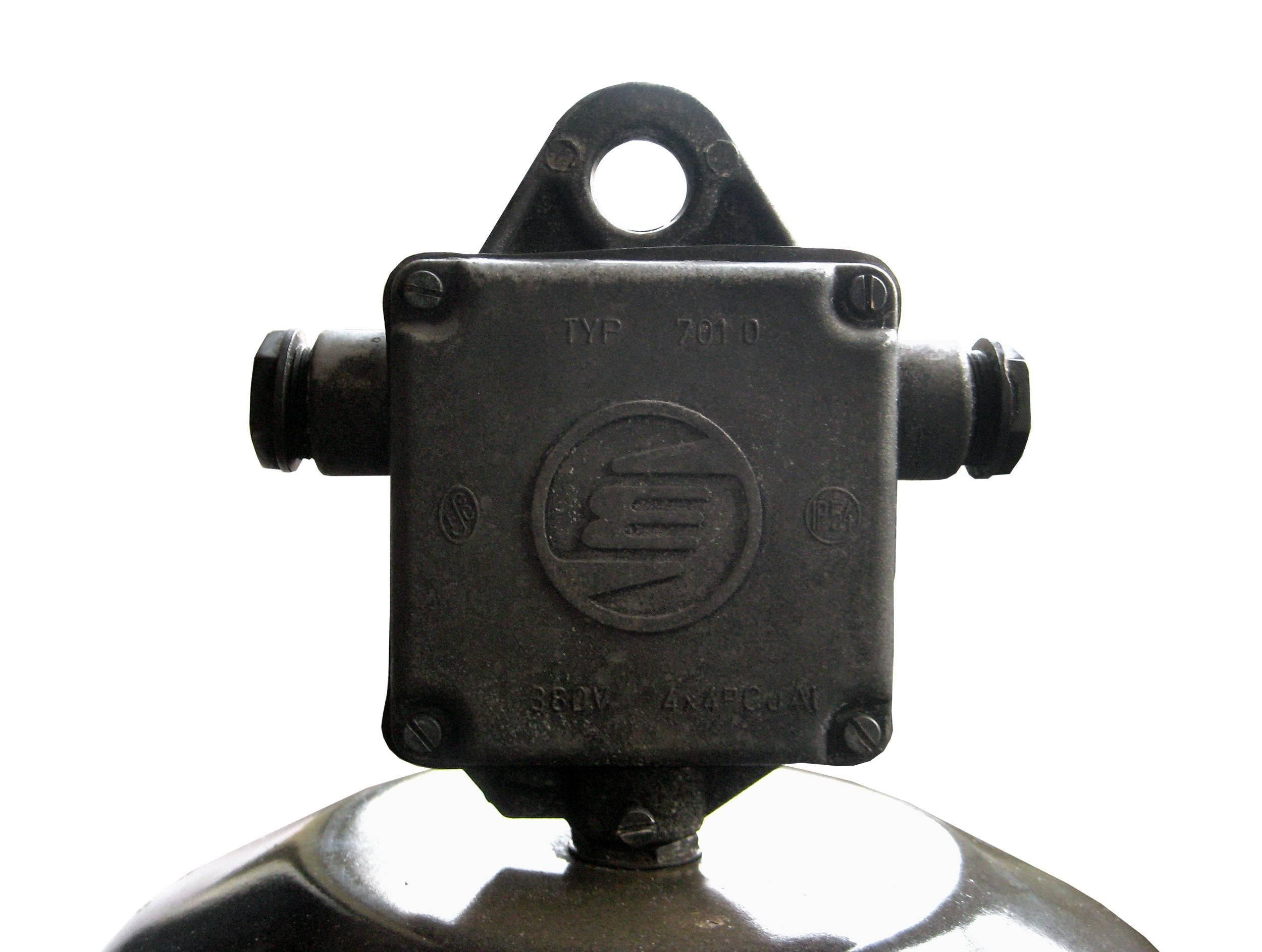 Schwarze Emaille Vintage Industrial Factory Pendelleuchten (Industriell) im Angebot