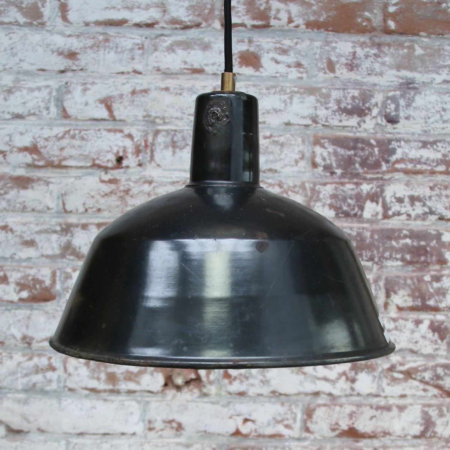 Hongrois Lampes à suspension d'usine industrielle vintage en émail noir en vente