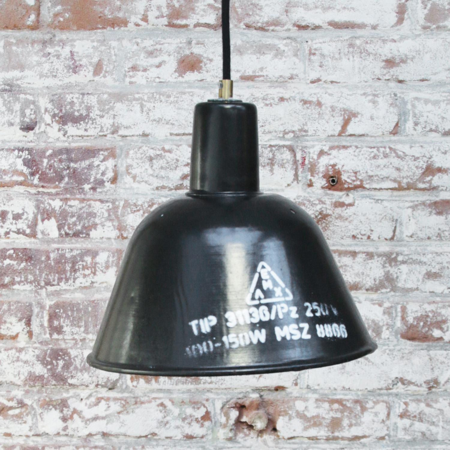 Hongrois Lampes à suspension d'usine industrielle vintage en émail noir en vente