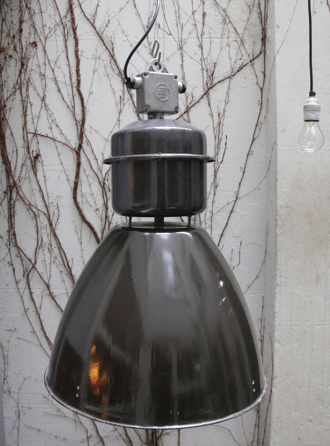 Lampade a sospensione industriali vintage con smalto nero in vendita 1