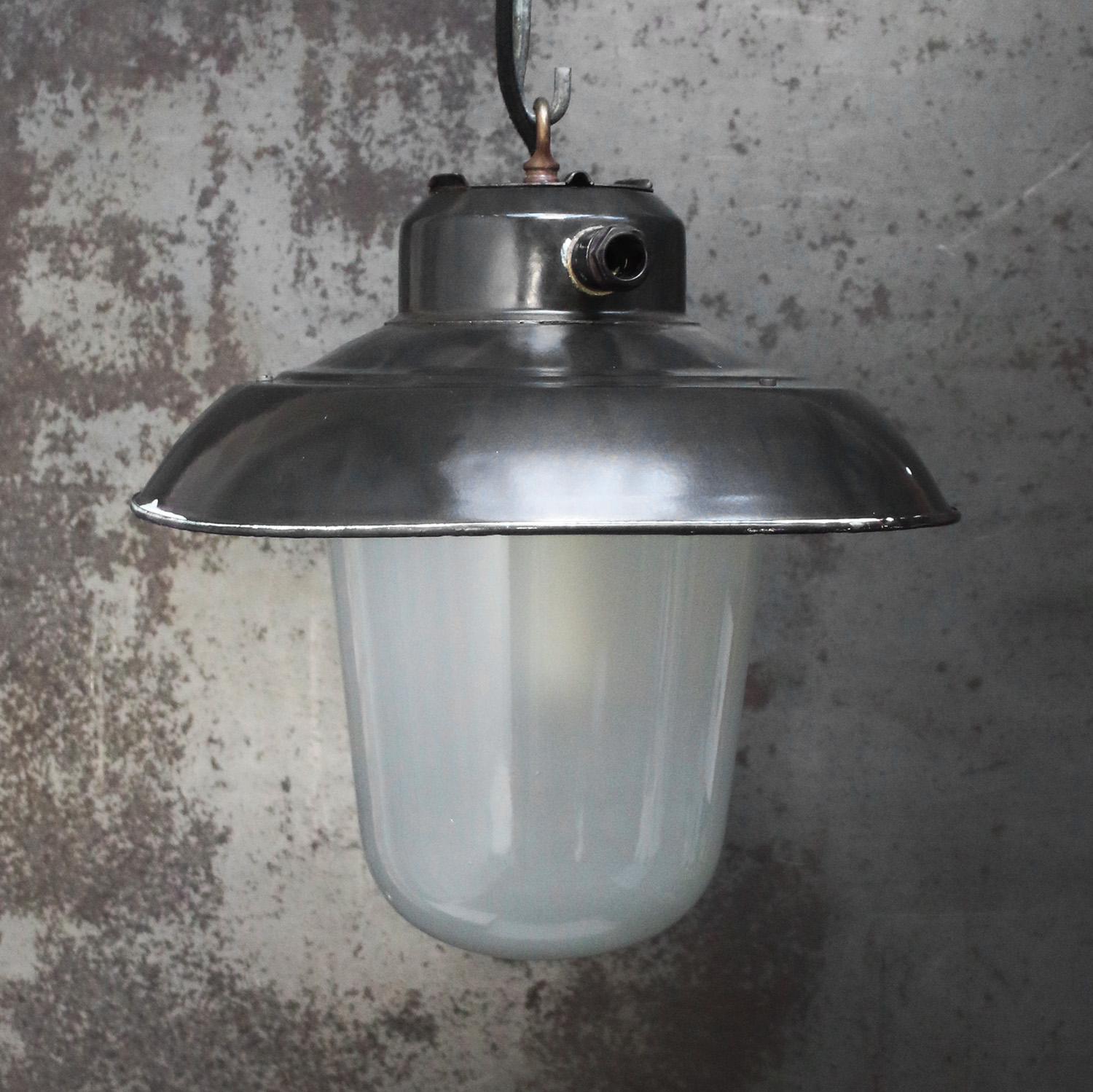 Lampada industriale in smalto nero. Vetro smerigliato.

Peso 3,0 kg / 6,6 lb. 

Prezzo per singolo articolo. Tutte le lampade sono state rese idonee dagli standard internazionali per le lampadine a incandescenza, a risparmio energetico e a LED. I