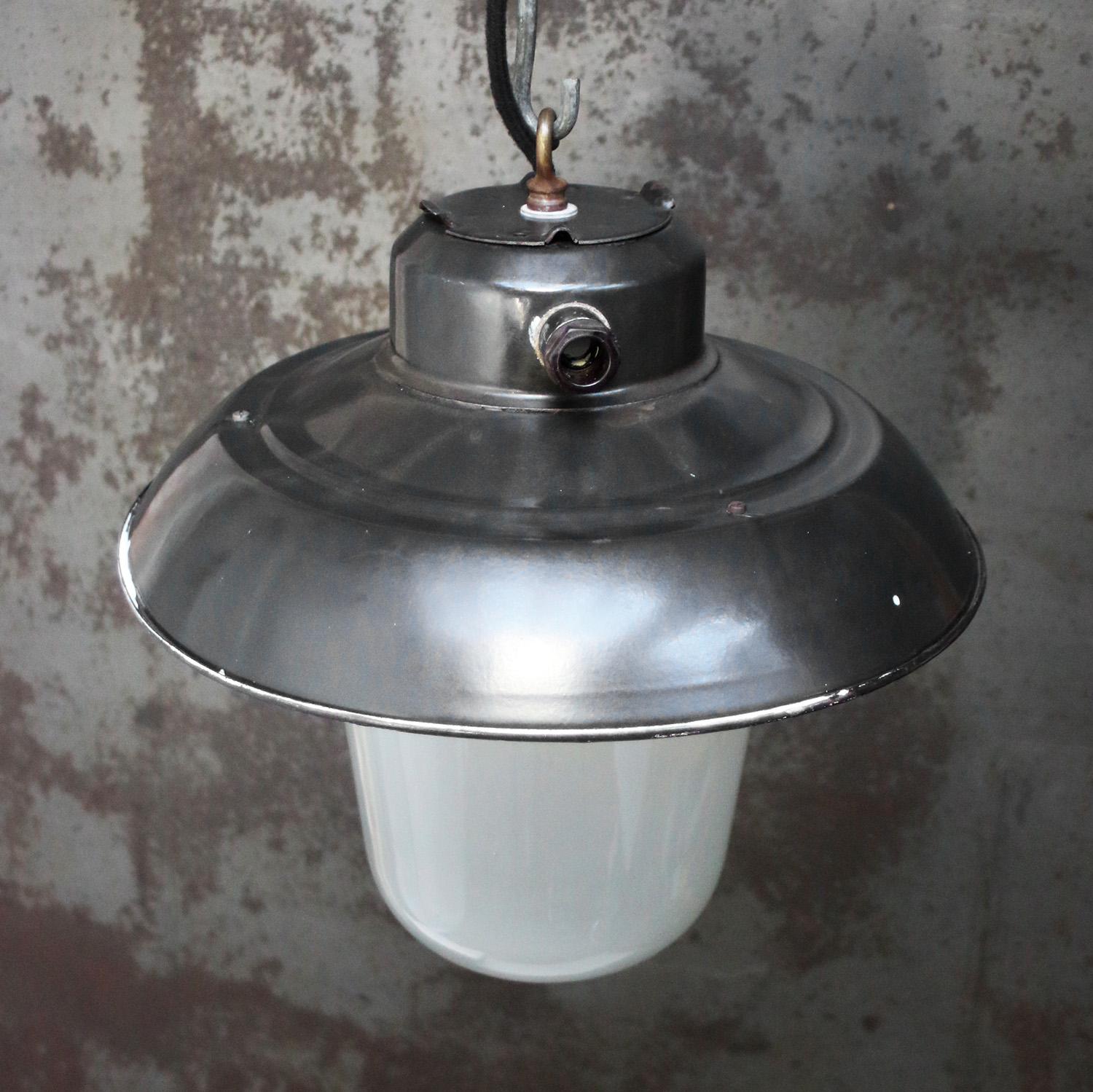 Industriale Lampade a sospensione in vetro smerigliato industriale vintage con smalto nero in vendita