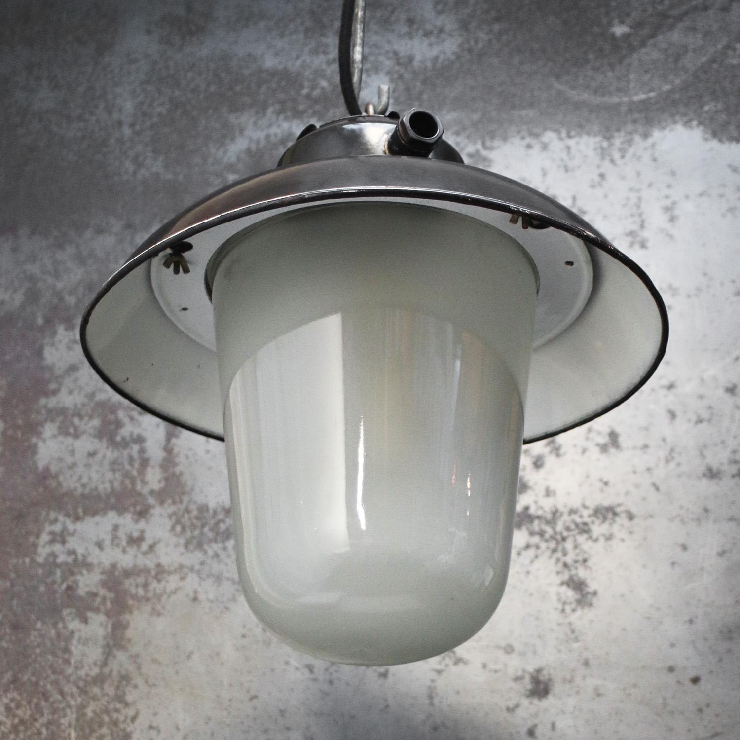 Satinato Lampade a sospensione in vetro smerigliato industriale vintage con smalto nero in vendita