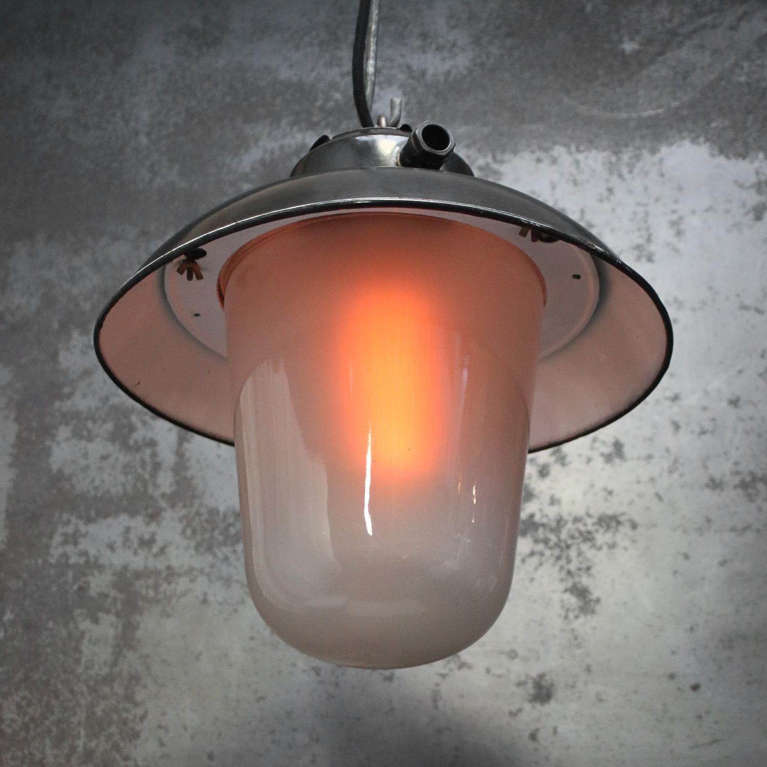 Lampade a sospensione in vetro smerigliato industriale vintage con smalto nero In condizioni buone in vendita a Amsterdam, NL