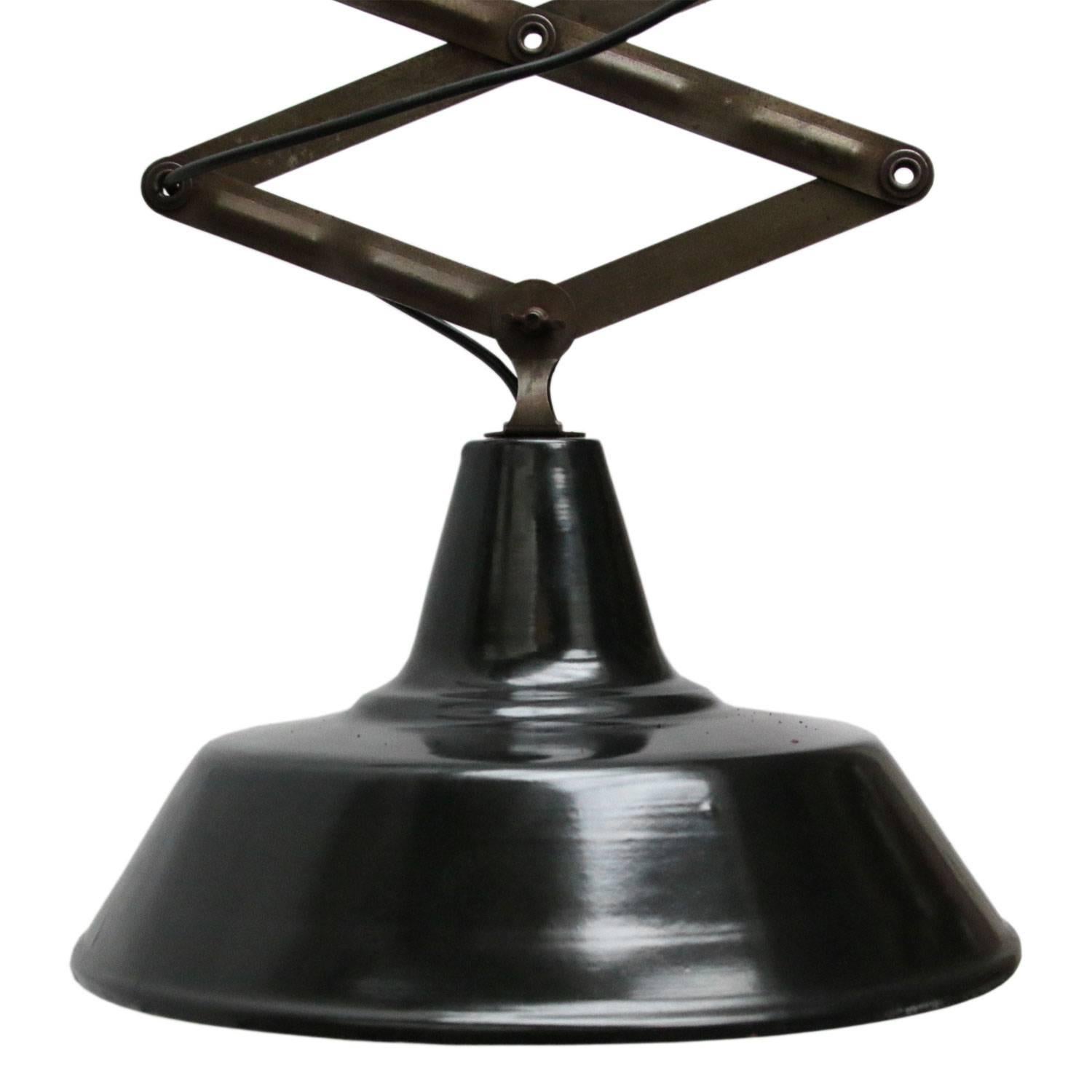 Scissor varia steel pendant
adjustable length
black enamel, white interior

Spotlight size: Diameter 40 cm
90° angle adjustable shade

As shown on picture 125 cm
Min. length 55 cm
Max. length 190 cm

Metal mounting plate 12 ×