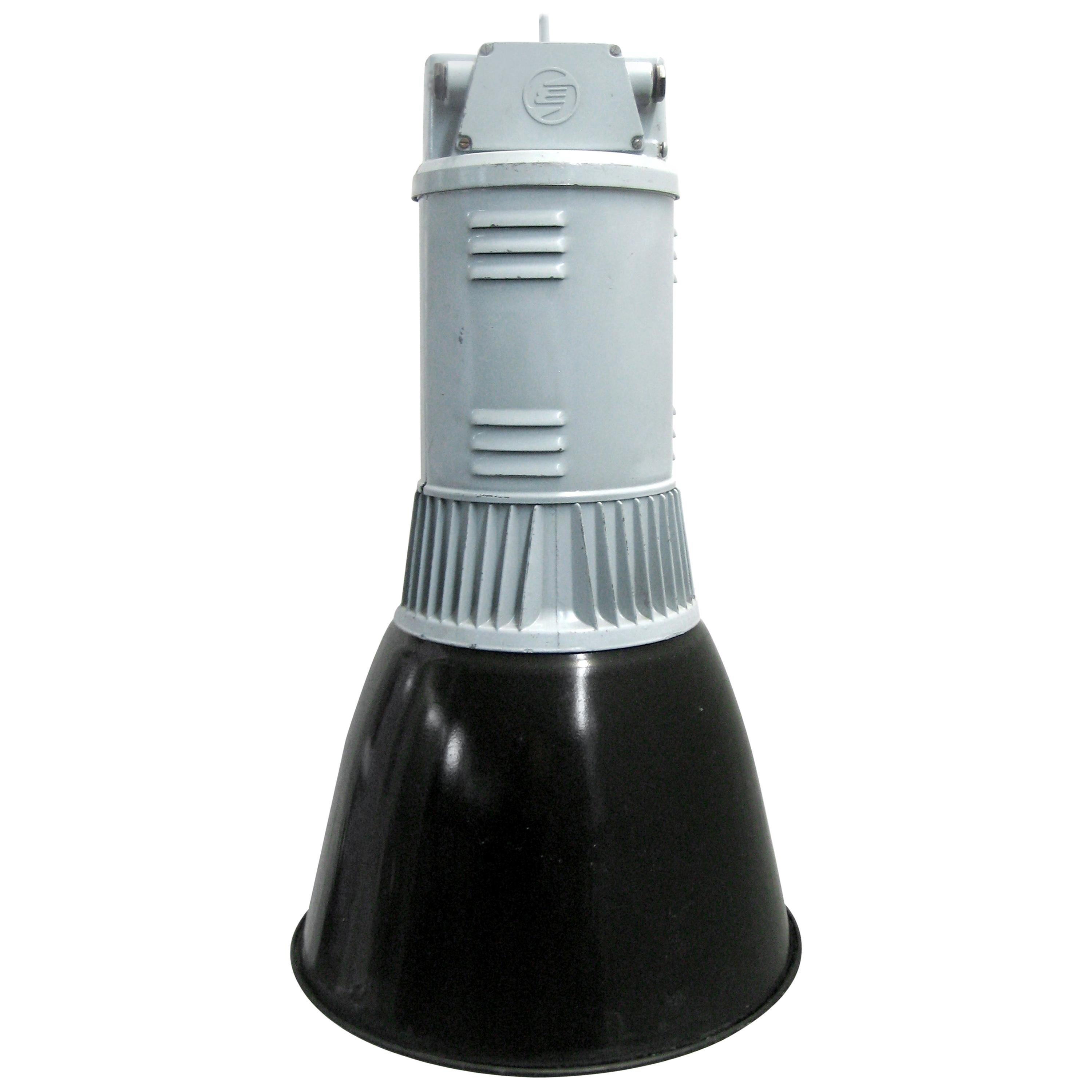 Lampes pendantes industrielles en métal émaillé noir en vente