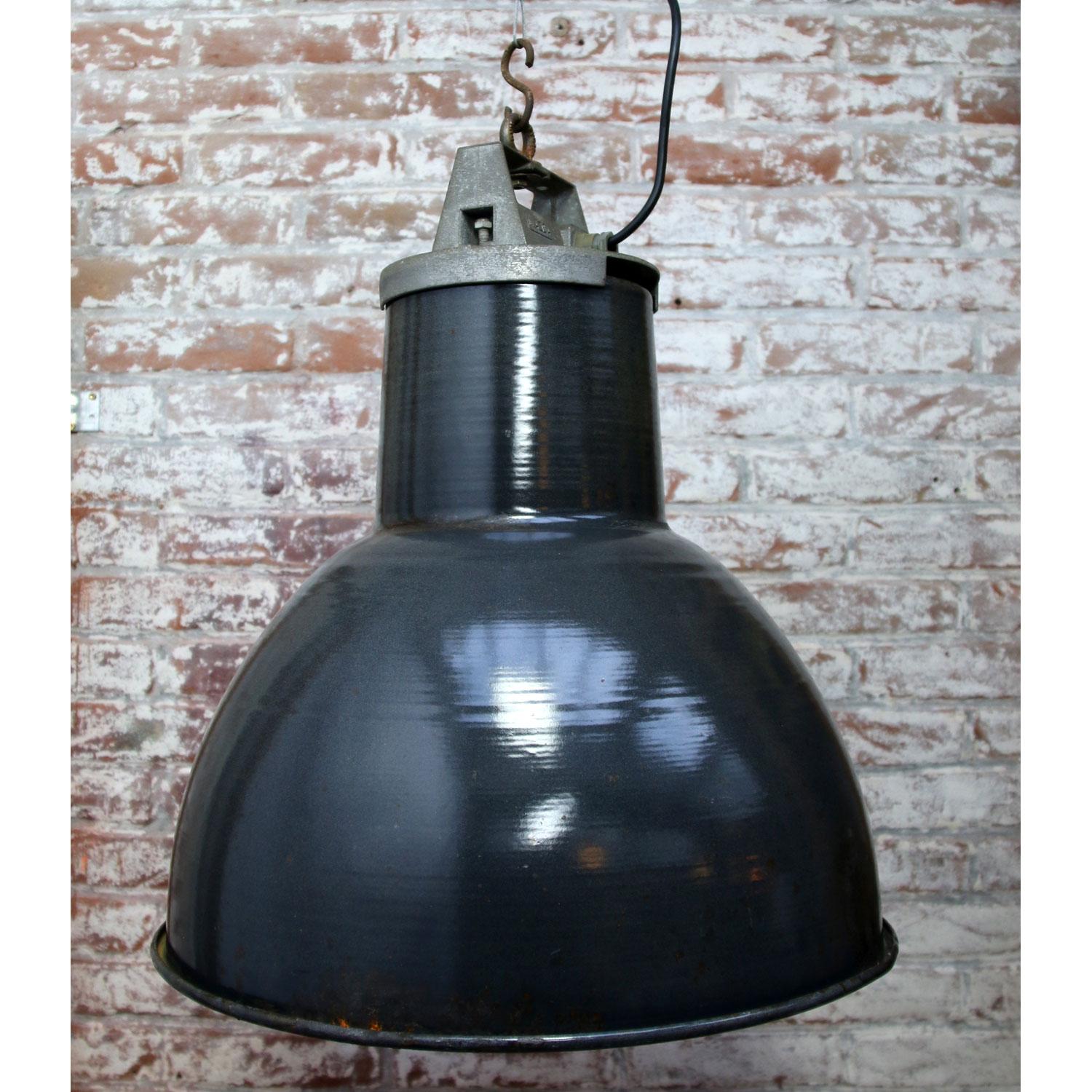 Black Enamel Vintage Industrial Metal Top Pendant Light In Fair Condition For Sale In Amsterdam, NL