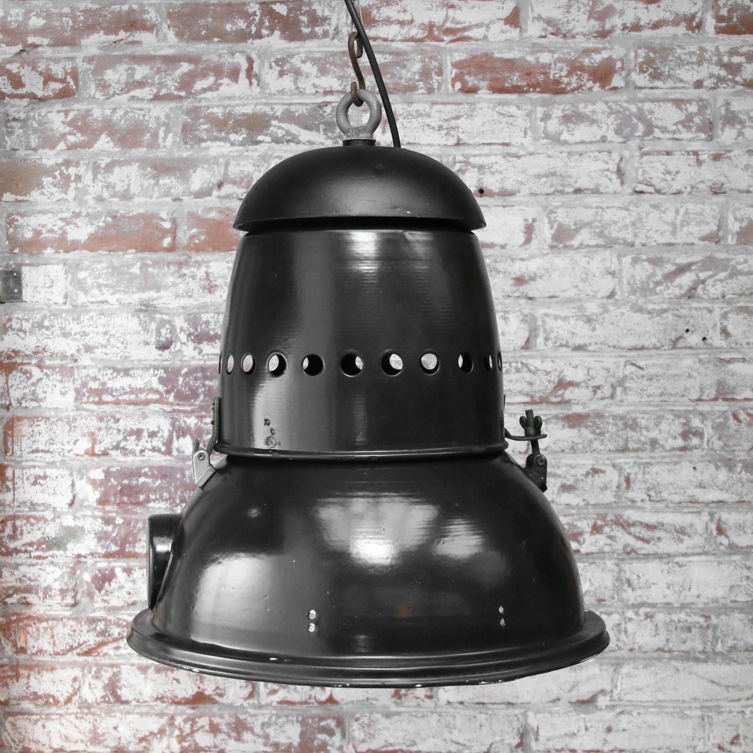 Moulage Lampes à piédestal industrielles vintage en émail noir en vente
