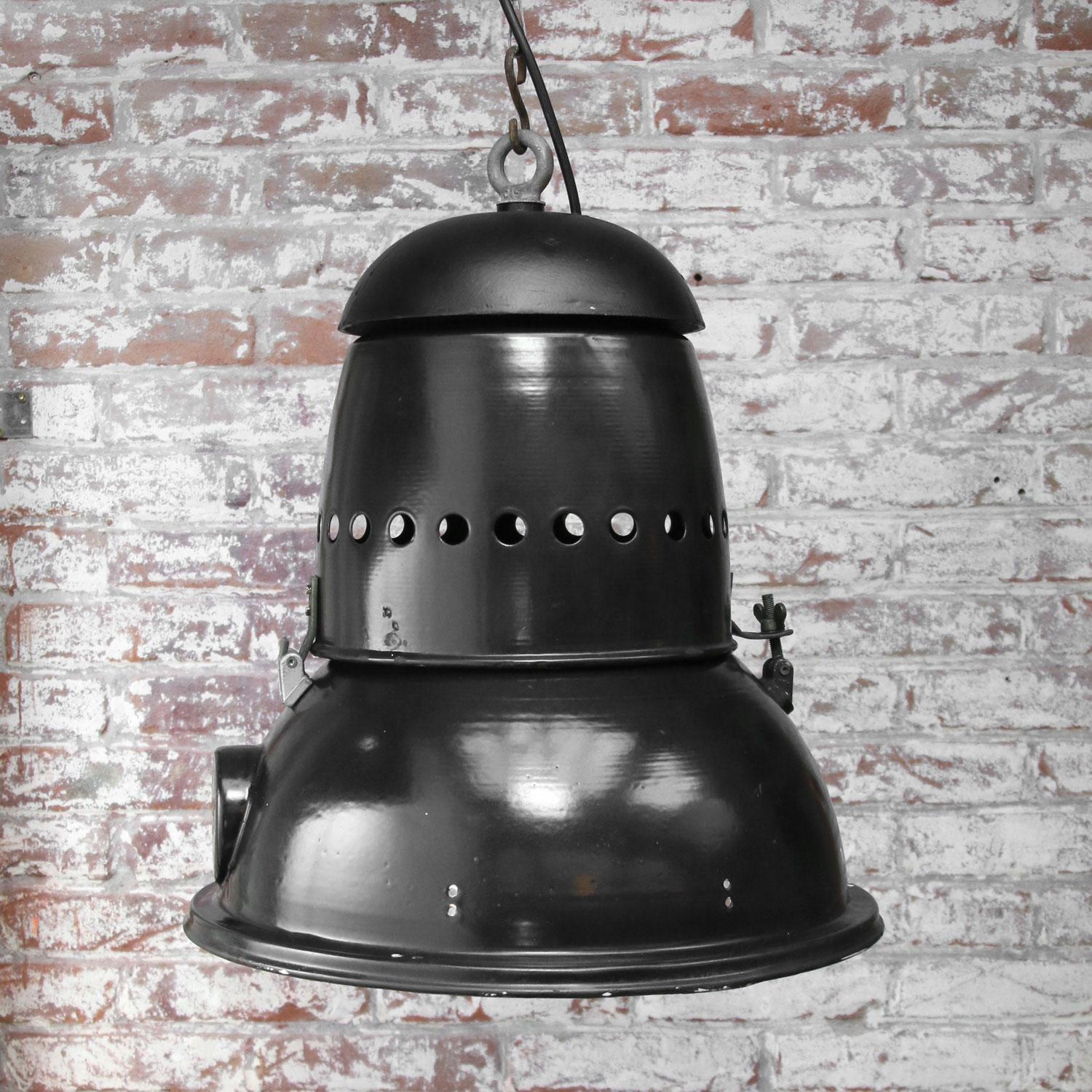 Schwarze Emaille Vintage Industrial Pedant Lights (Gegossen) im Angebot