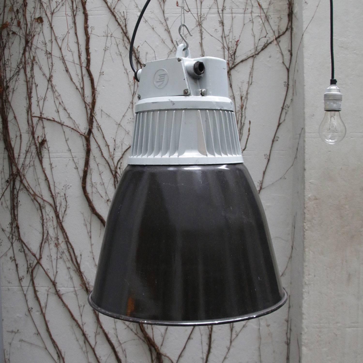 Tchèque Lampes à suspension industrielles vintage en émail noir en vente