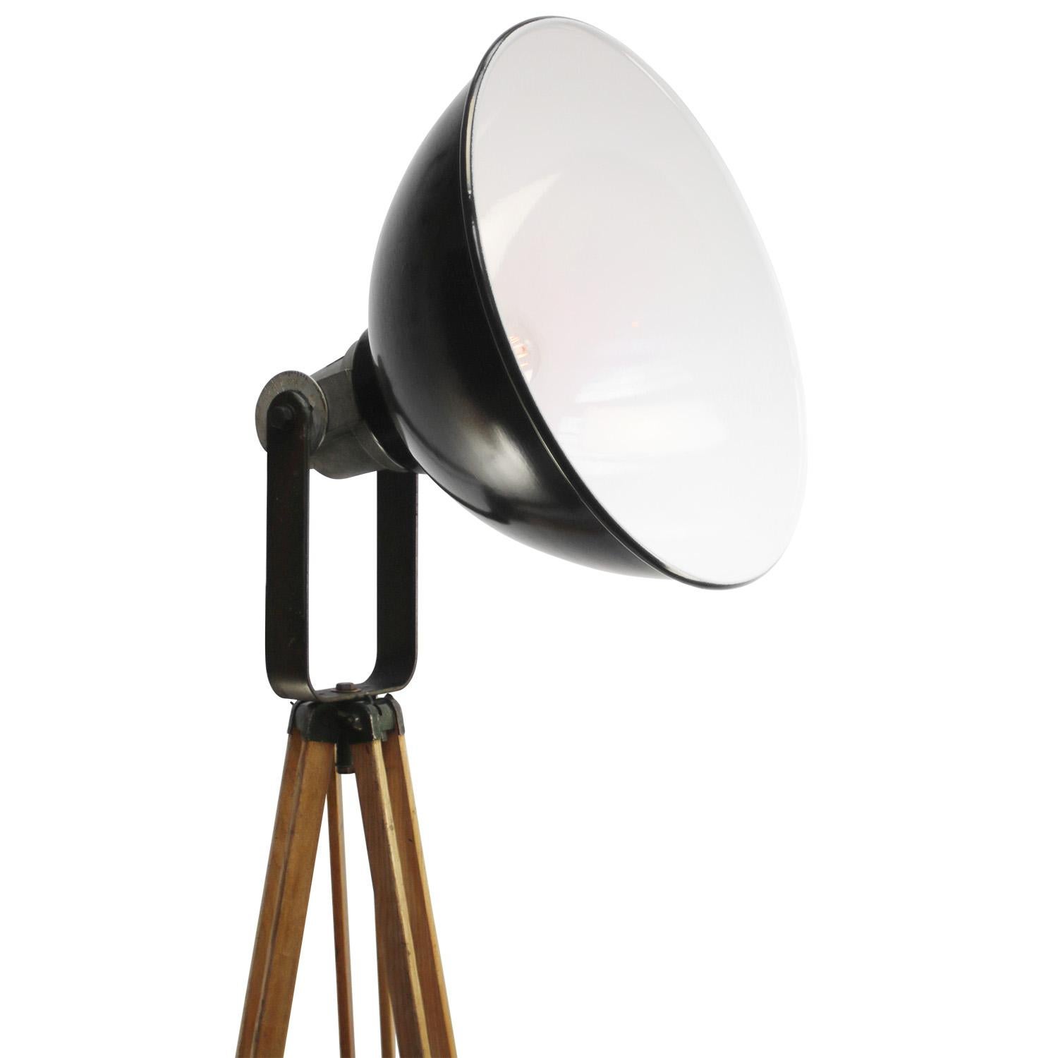 Spot industriel sur trépied en bois.
Réglable en hauteur et en angle, diamètre du spot 50 cm.
hauteur maximale du trépied 140 cm.
hauteur totale comme sur la photo de gauche : 193 cm

Fil Electra 4 mètres avec interrupteur et prise
Disponible avec