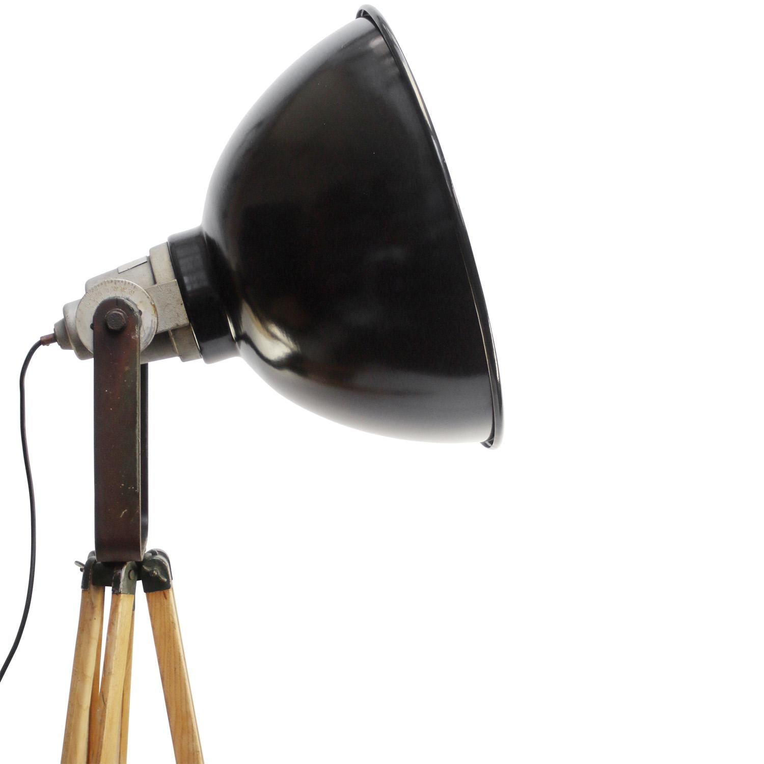 Industriel Lampe de sol à trépied en bois émaillé noir Vintage Industrial Spot Light en vente