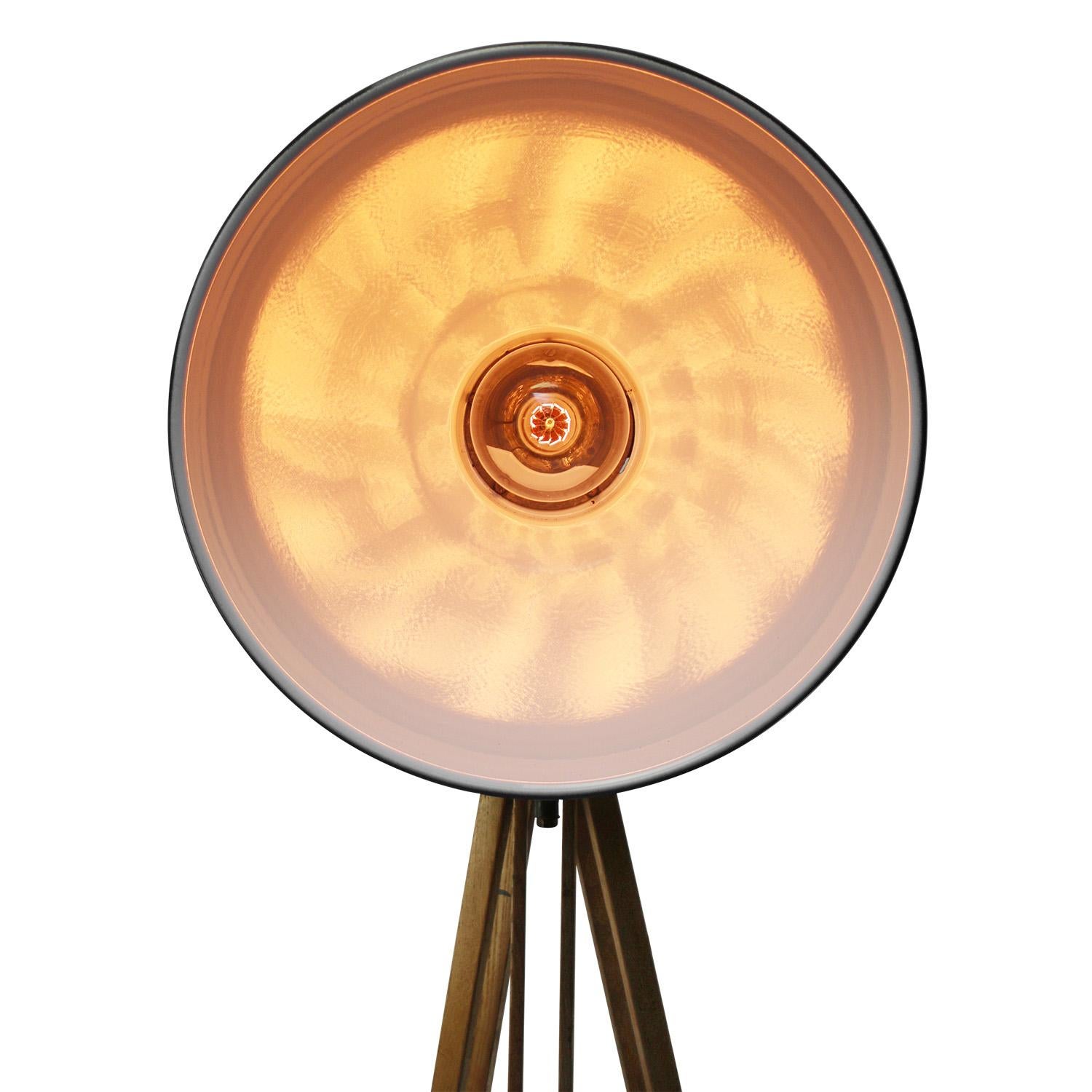 Français Lampe de sol à trépied en bois émaillé noir Vintage Industrial Spot Light en vente