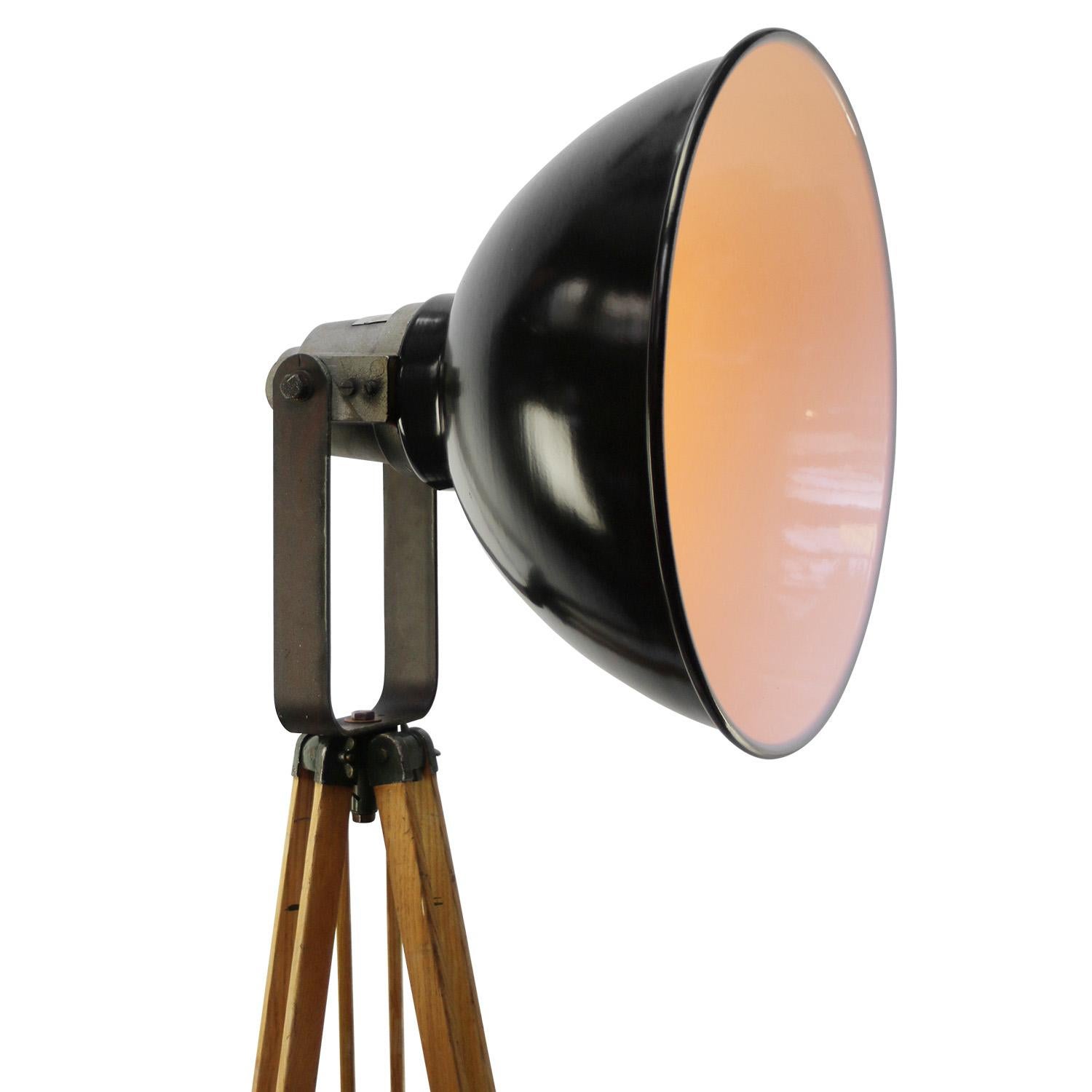 Lampe de sol à trépied en bois émaillé noir Vintage Industrial Spot Light Bon état - En vente à Amsterdam, NL