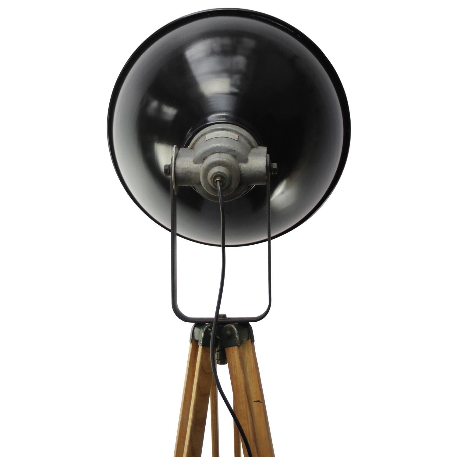 20ième siècle Lampe de sol à trépied en bois émaillé noir Vintage Industrial Spot Light en vente