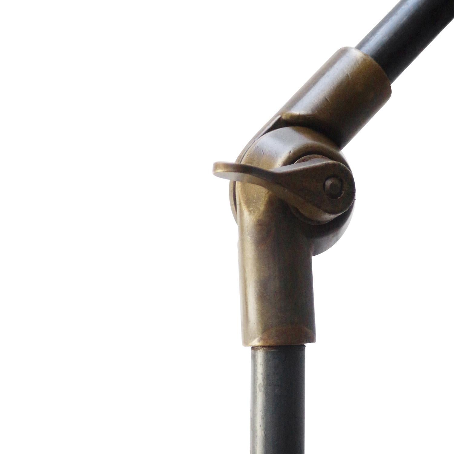 Black Enamel Vintage Iron & Brass Workshop Floor Lamp In Good Condition For Sale In Amsterdam, NL