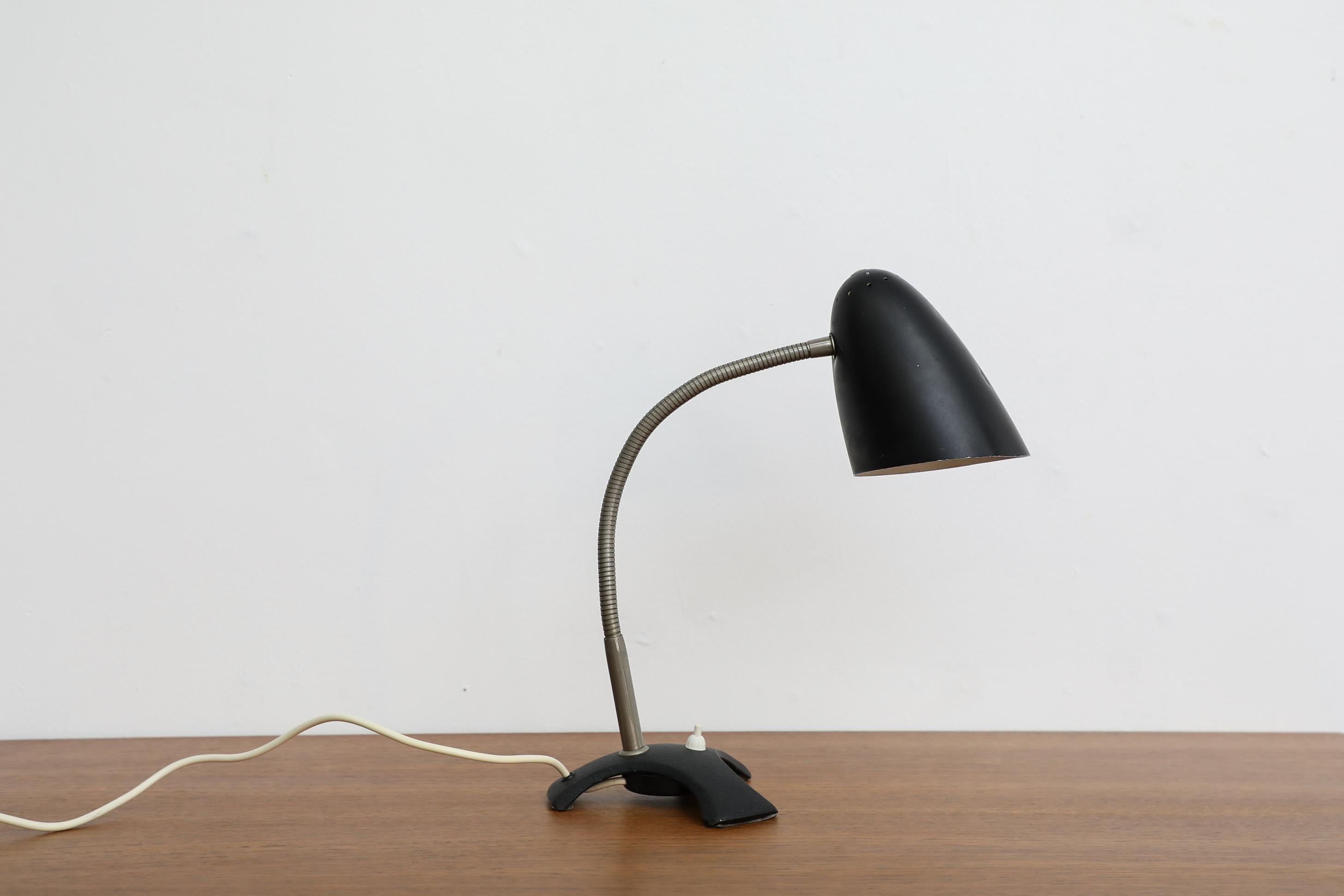 Schwarz emaillierte Bauhaus-Schwanenhals-Schreibtischlampe im Angebot 2