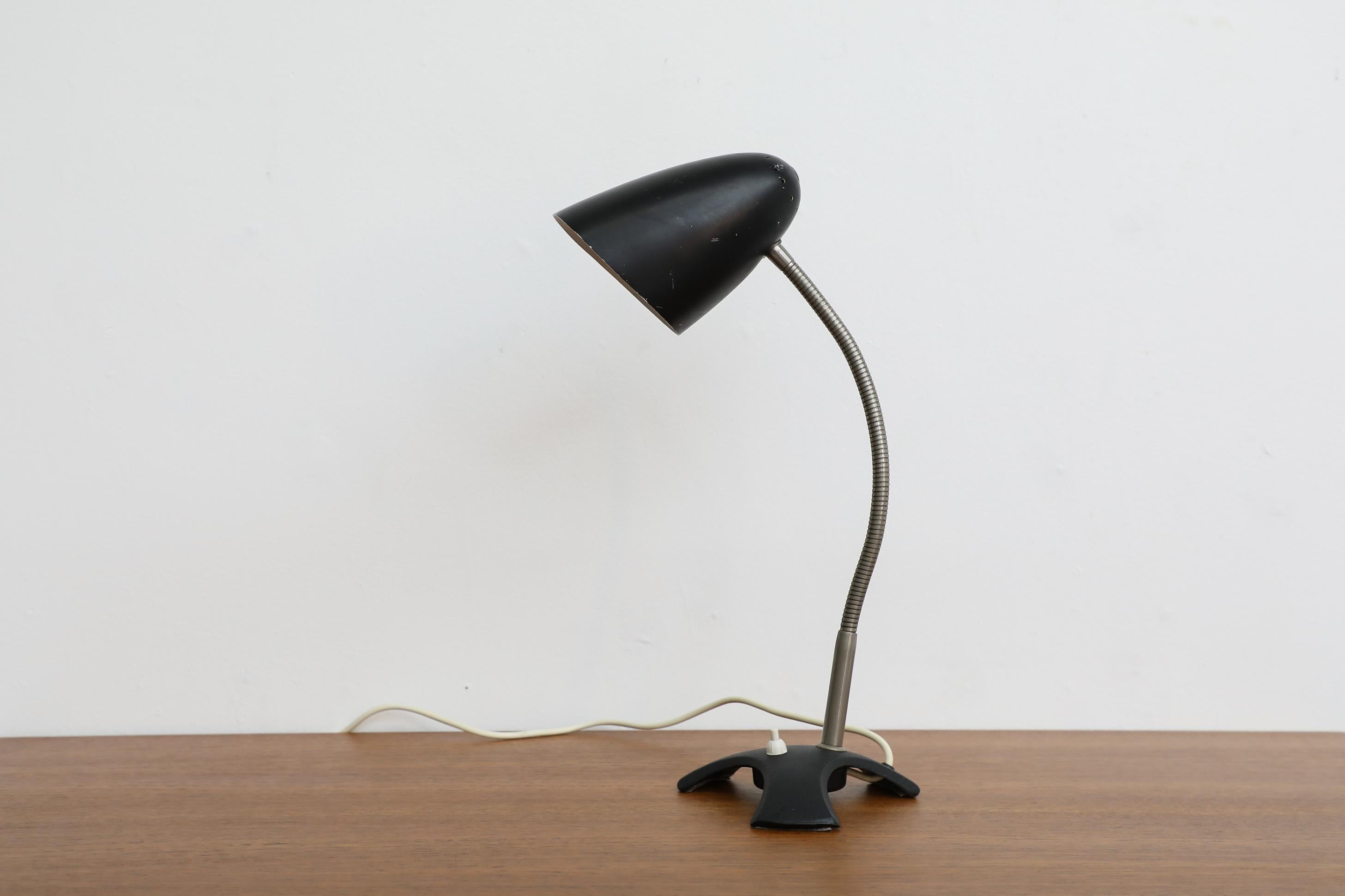 Schwarz emaillierte Bauhaus-Schwanenhals-Schreibtischlampe im Angebot 3