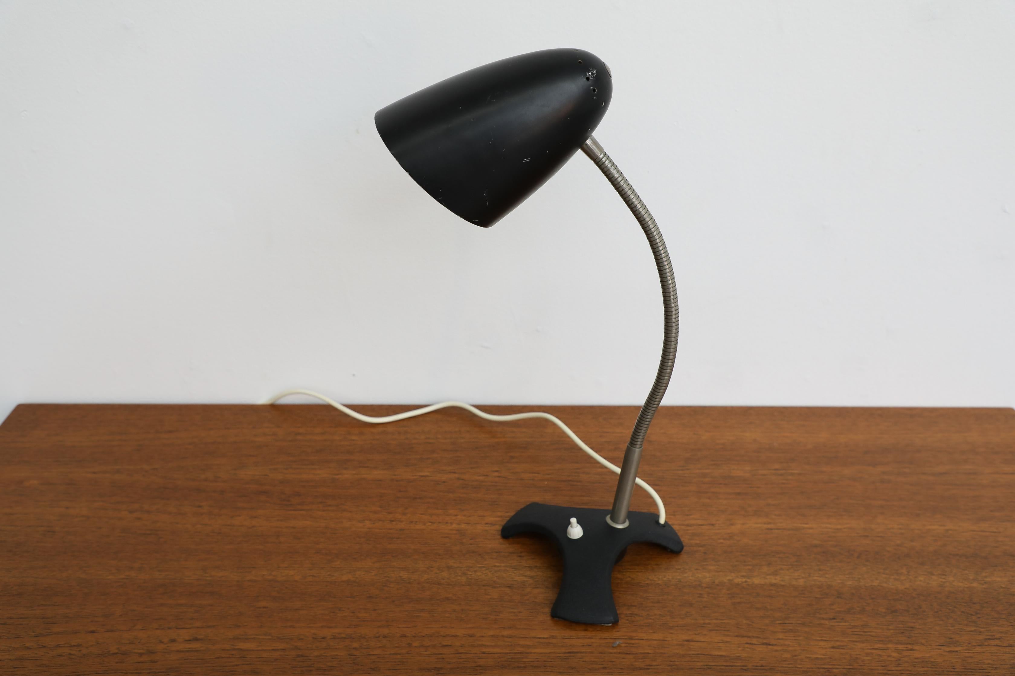 Schwarz emaillierte Bauhaus-Schwanenhals-Schreibtischlampe im Angebot 4
