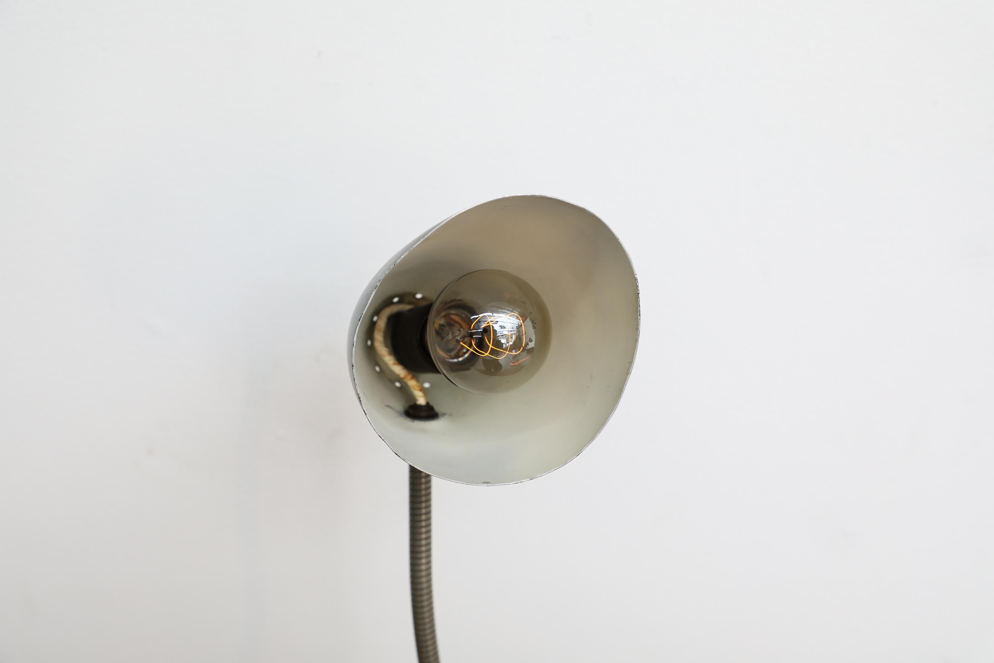Schwarz emaillierte Bauhaus-Schwanenhals-Schreibtischlampe im Angebot 6