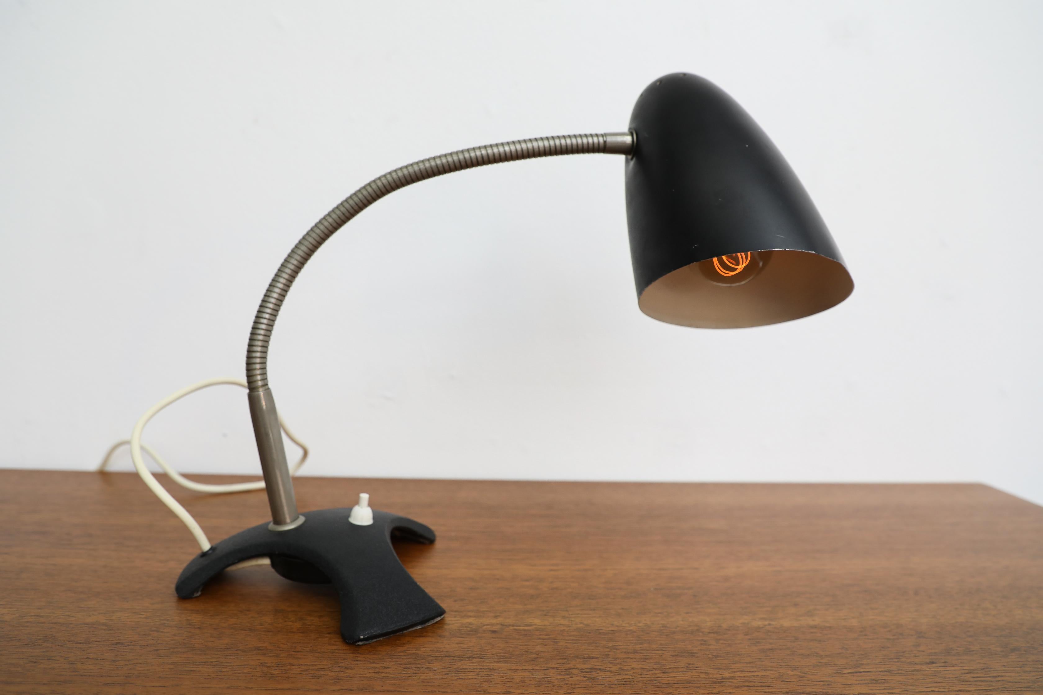 Lampe de bureau à col de cygne Bauhaus émaillée noire des années 1960 en vente 11