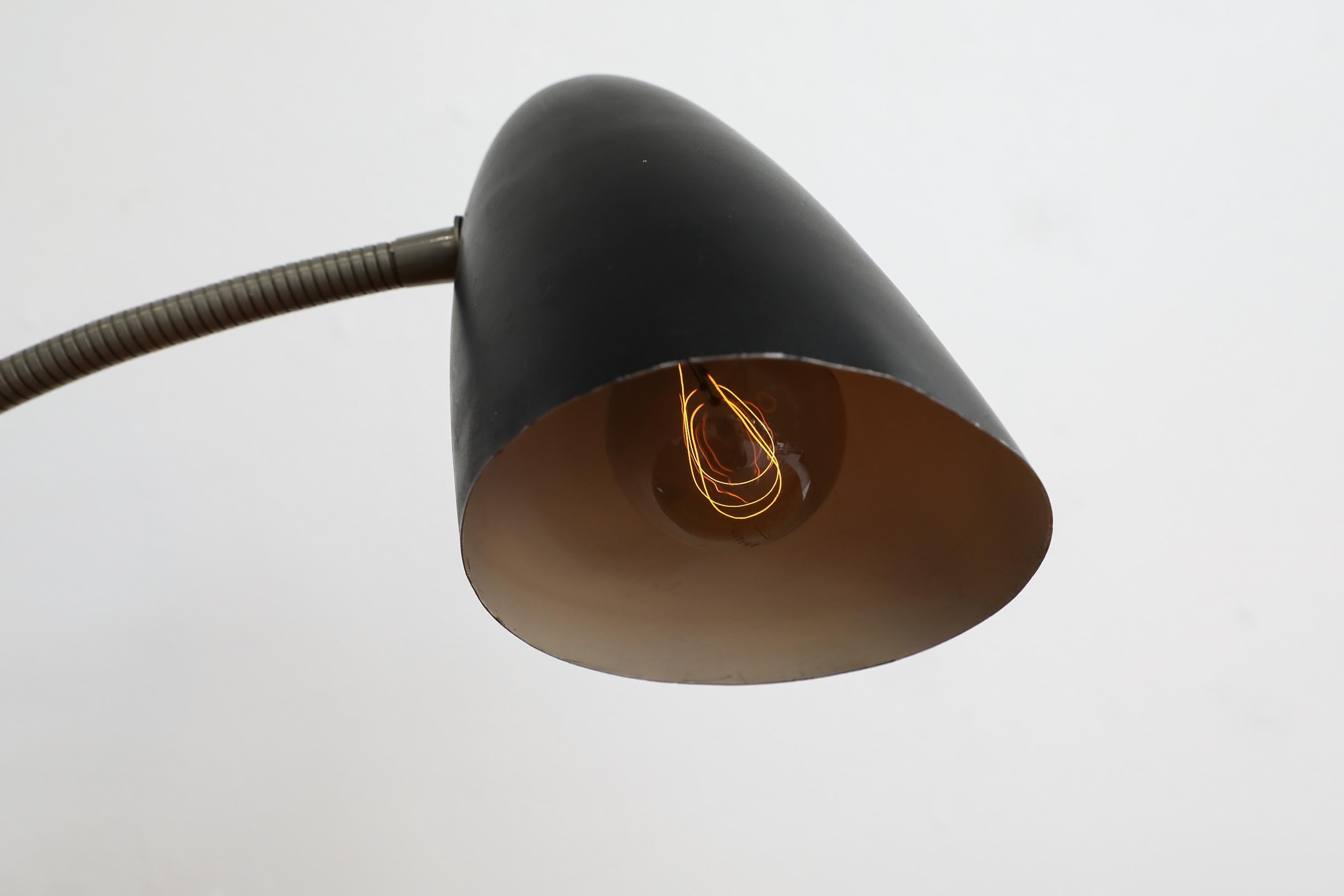 Lampe de bureau Bauhaus à col de cygne émaillé noir en vente 11