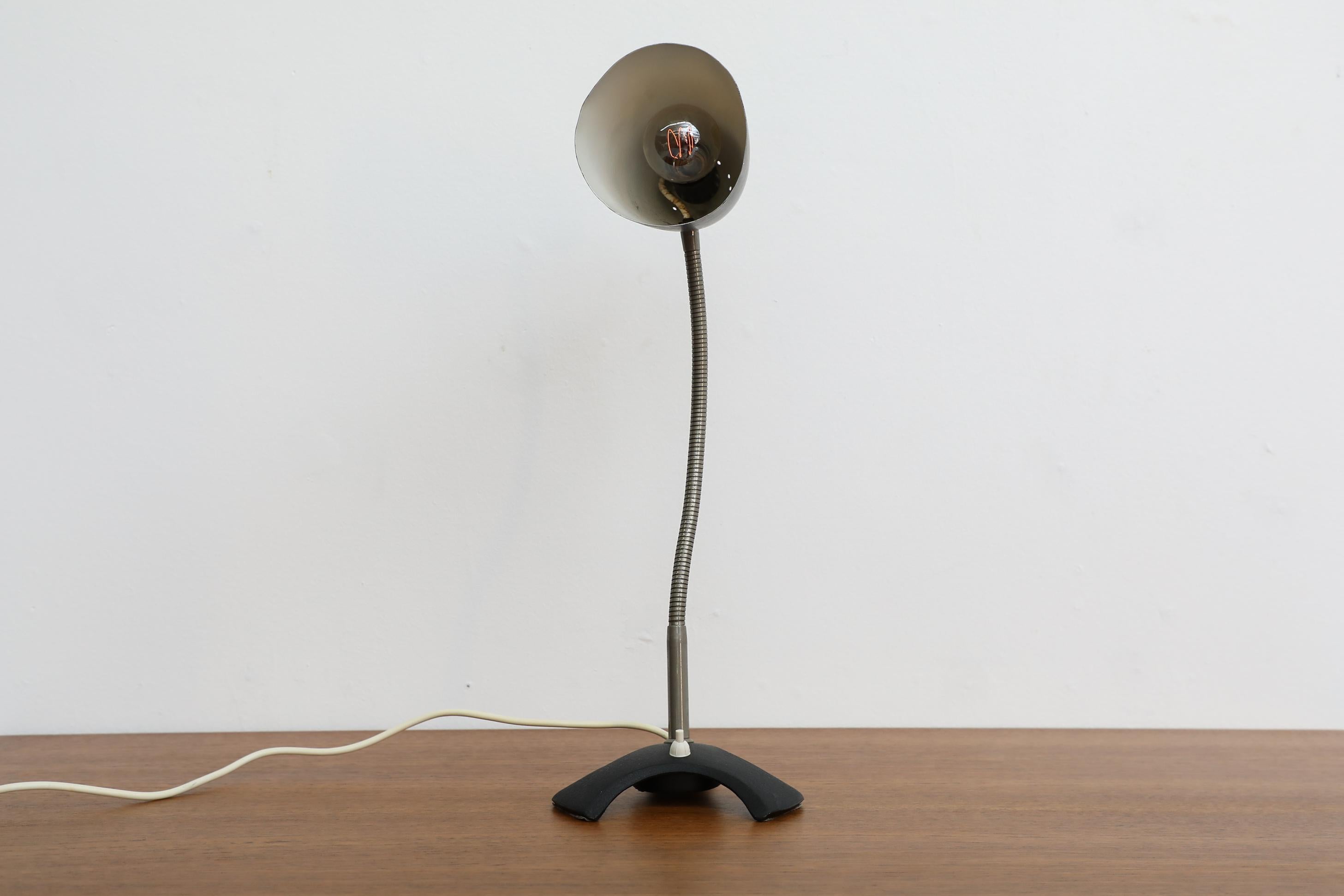 Schwarz emaillierte Bauhaus-Schwanenhals-Schreibtischlampe (Moderne der Mitte des Jahrhunderts) im Angebot