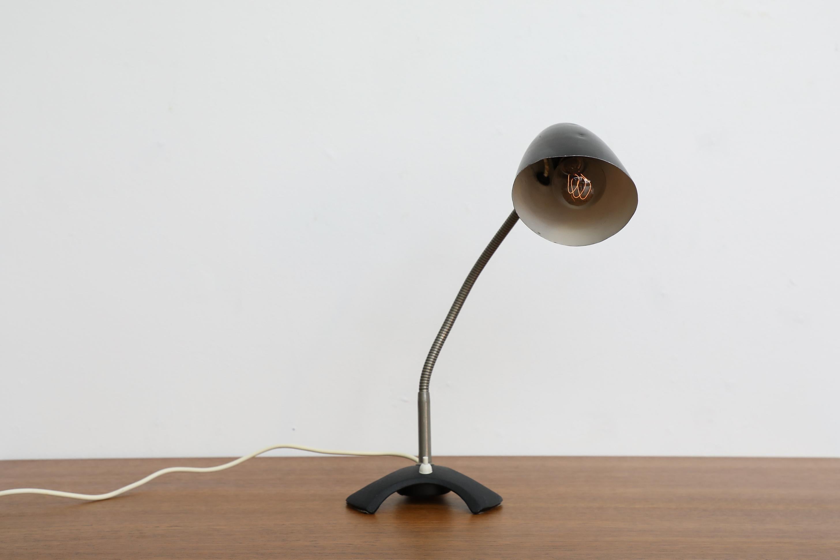 Néerlandais Lampe de bureau Bauhaus à col de cygne émaillé noir en vente
