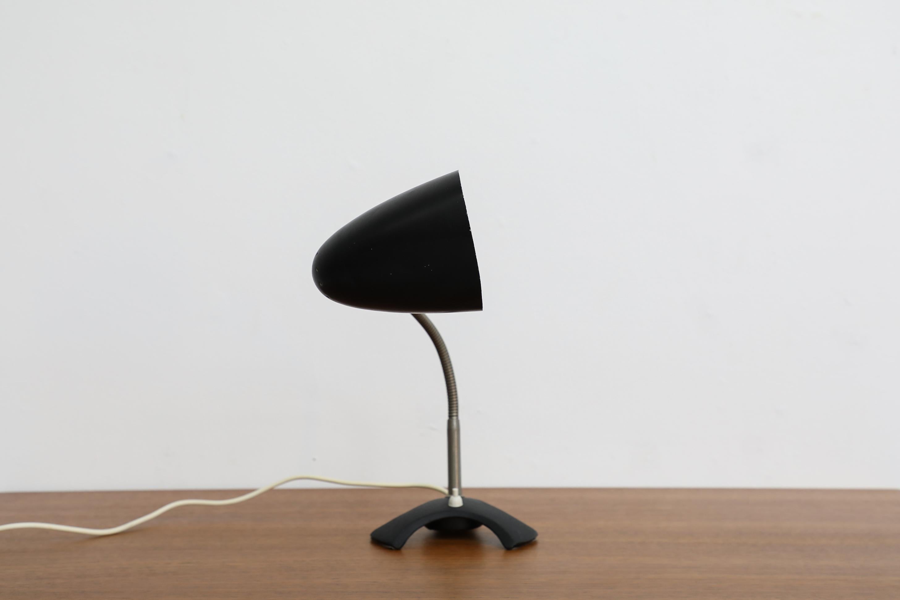 Émaillé Lampe de bureau Bauhaus à col de cygne émaillé noir en vente