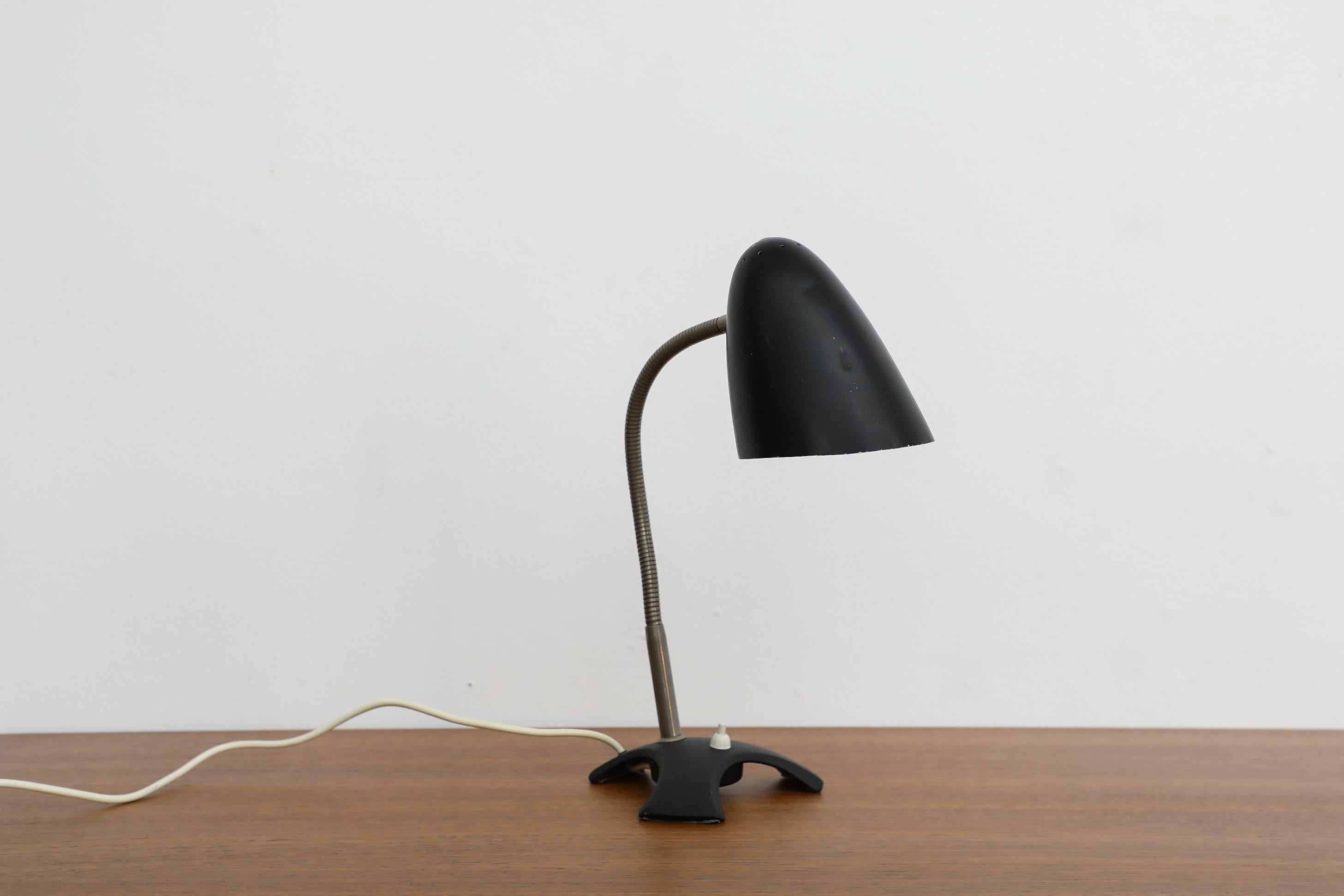 Milieu du XXe siècle Lampe de bureau Bauhaus à col de cygne émaillé noir en vente