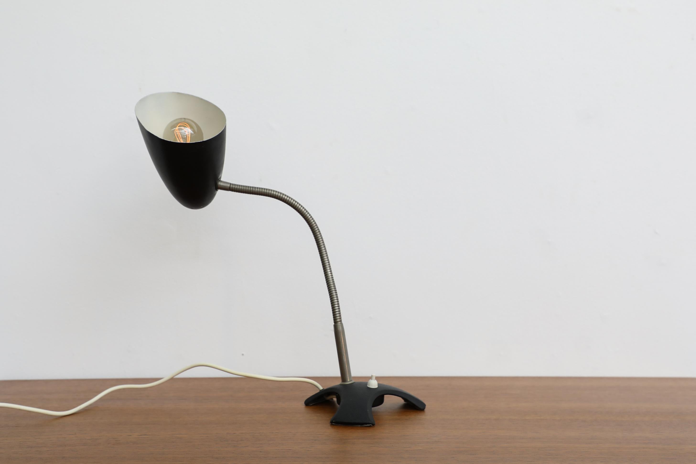 Métal Lampe de bureau Bauhaus à col de cygne émaillé noir en vente