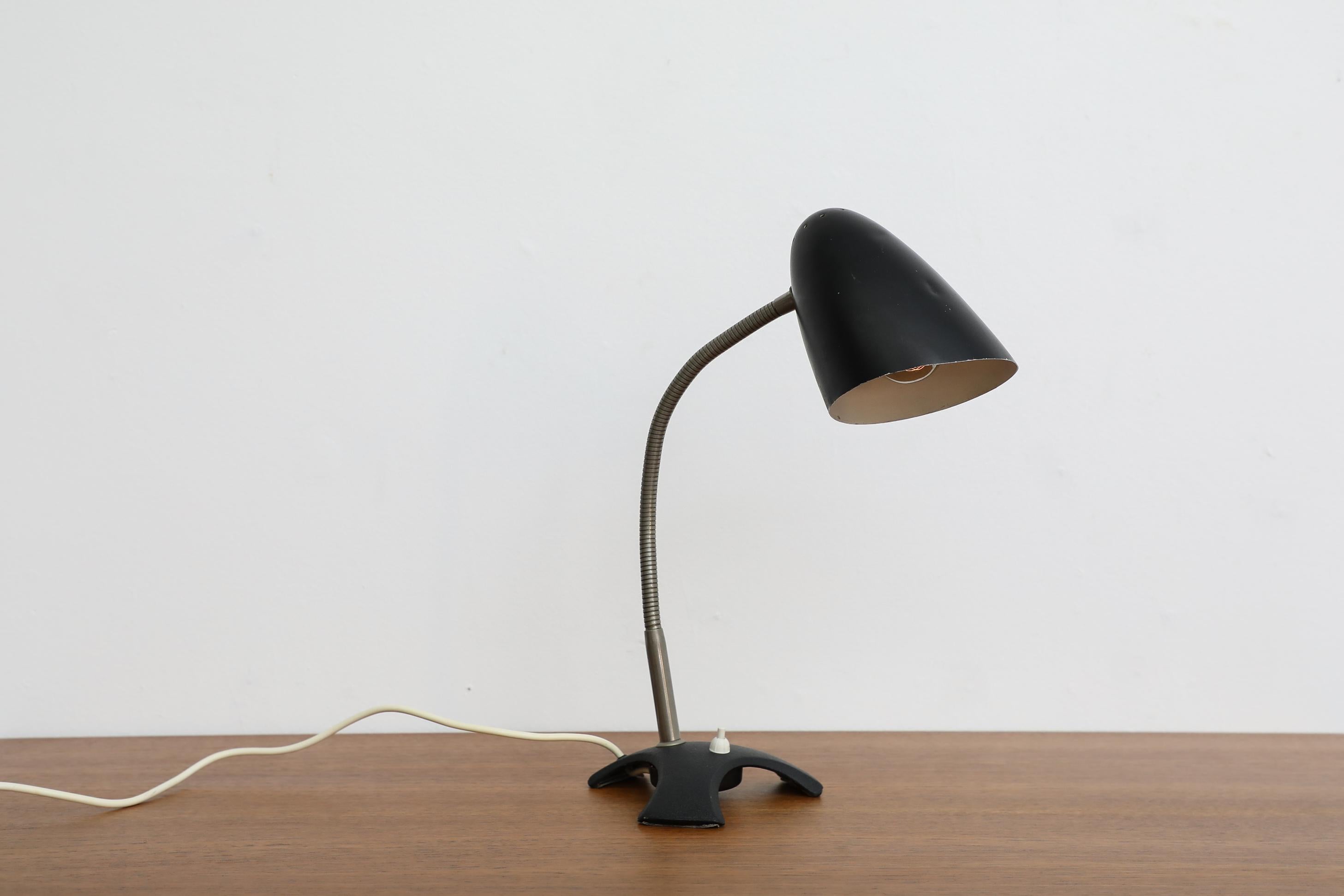 Lampe de bureau Bauhaus à col de cygne émaillé noir en vente 1