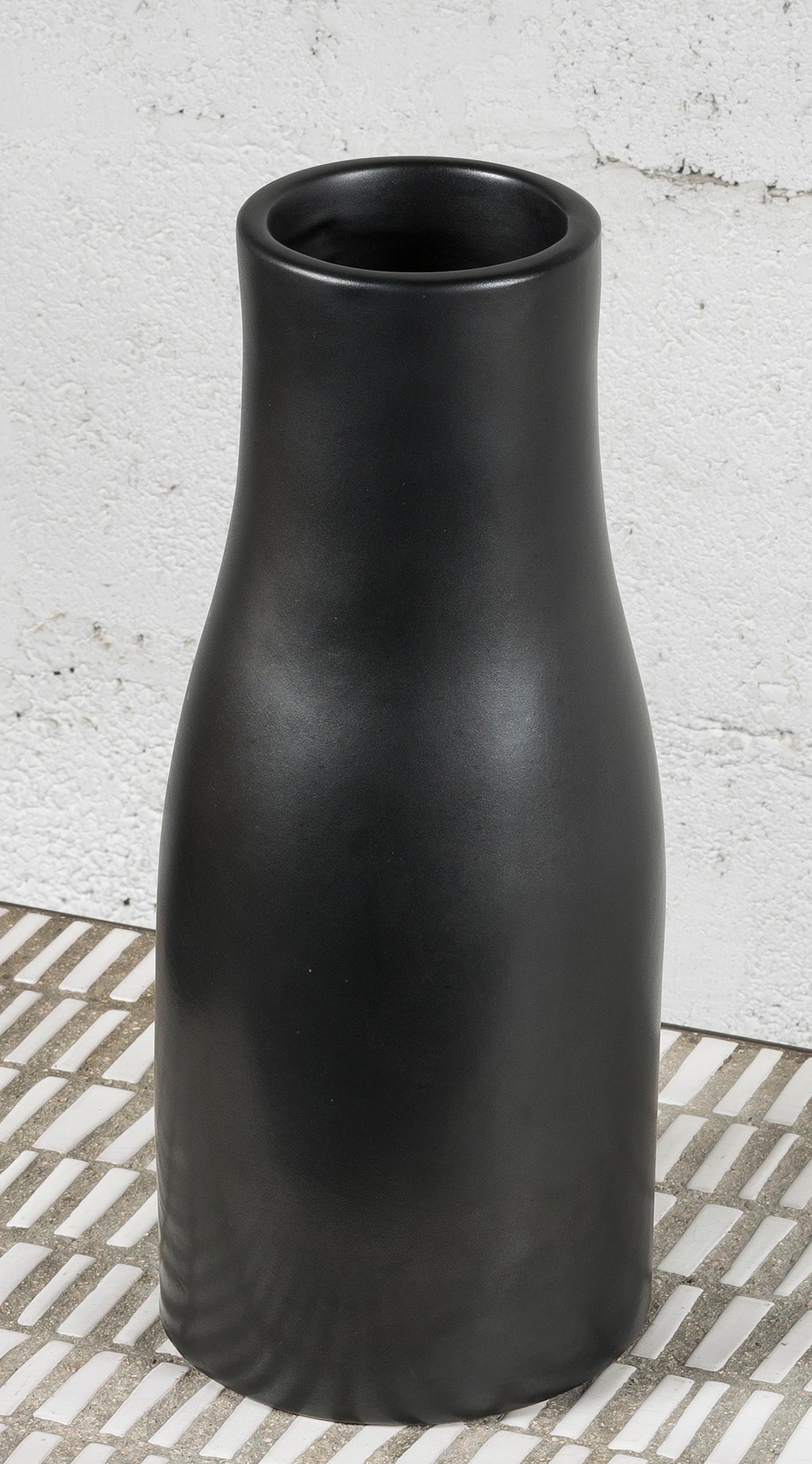 Black enameled ceramic vase by Georges Jouve, circa 1950.
‘Apollon’ artist’s cypher and ‘Jouve’ under the base.

Provenance: Private collection from South of France. 

Literature: 
- 