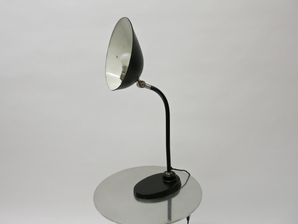 Black Enameled Metal Table Lamp with Articulating Shade, USA Circa 1940 For Sale 3