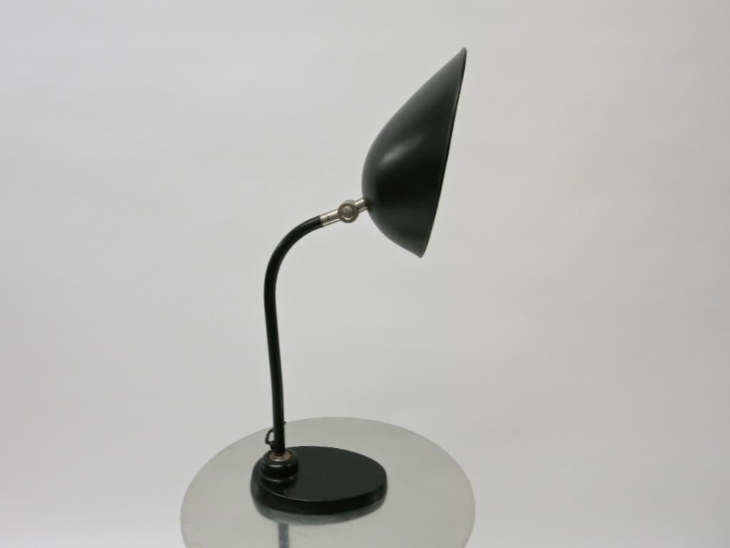 Black Enameled Metal Table Lamp with Articulating Shade, USA Circa 1940 For Sale 4