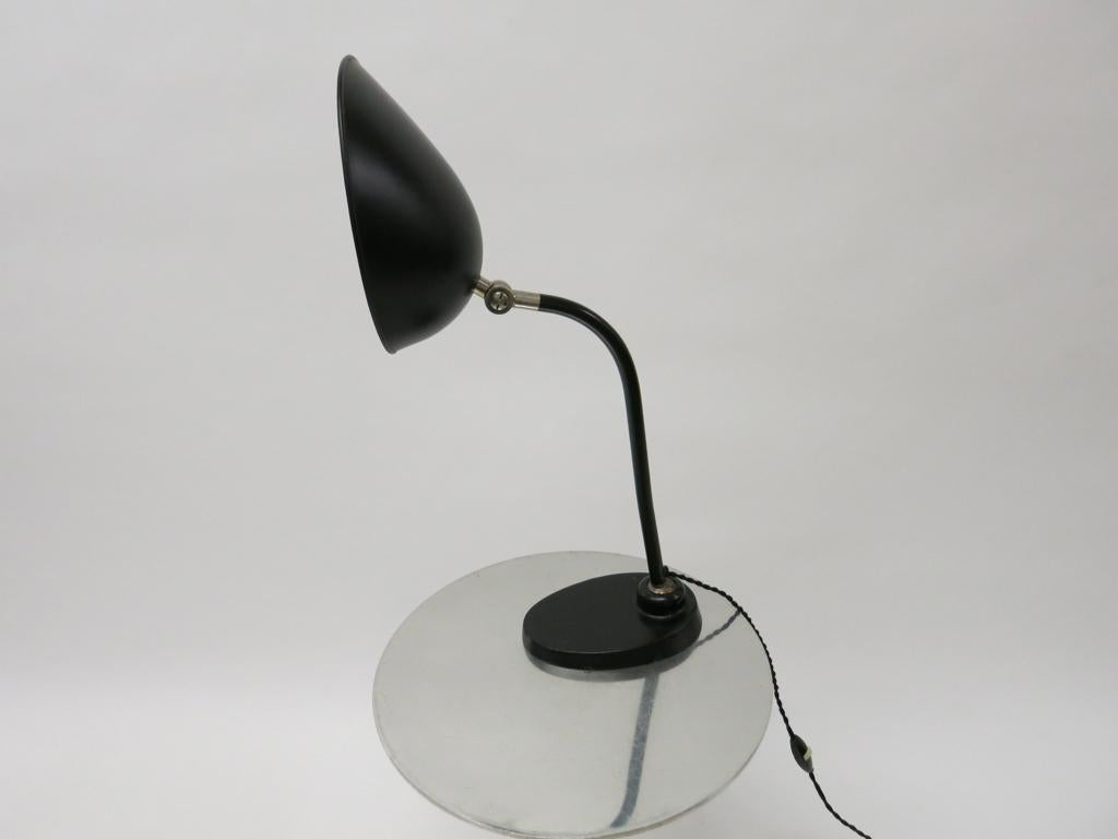 Black Enameled Metal Table Lamp with Articulating Shade, USA Circa 1940 In Good Condition For Sale In Jersey City, NJ