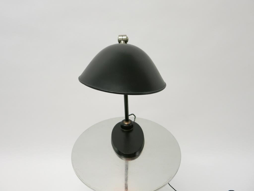 20th Century Black Enameled Metal Table Lamp with Articulating Shade, USA Circa 1940 For Sale